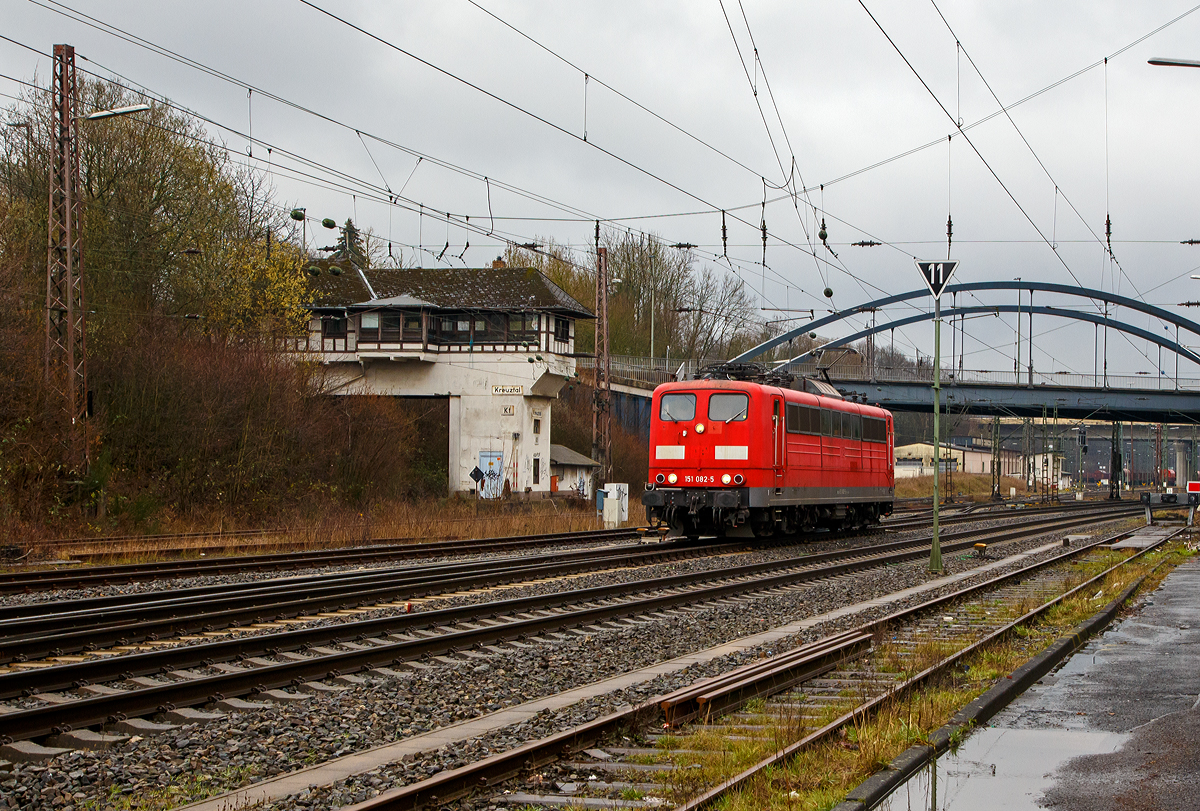 
Die an die DB Cargo vermietete 151 082-5 (91 80 6151 082-5 D-Rpool) der Railpool GmbH fährt am 18.03.2019 vom RBf Kreuztal in Richtung Hagen.