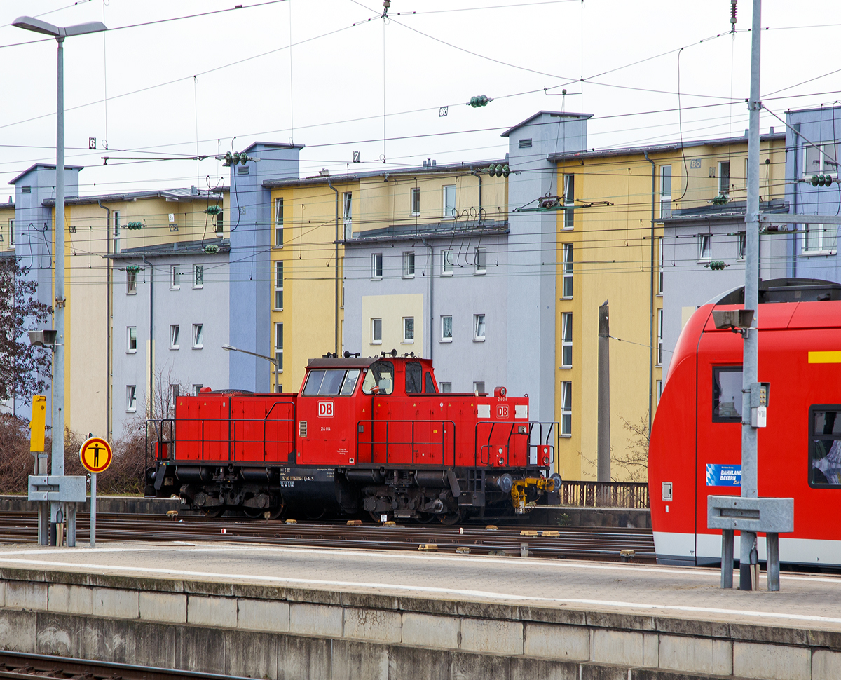 
Die an die DB Regio AG vermietete 214 014-3 (92 80 1214 014-3 D-ALS) der Alstom Lokomotiven Service, ex DB 212 163-0, ex DB V 100 2163, hier am 28.03.2016 im Hauptbahnhof Nürnberg.

Die ursprüngliche DB V 100.20 wurde 1964 von Henschel unter der Fabriknummer 30849 gebaut und als V 100 2163 an die Deutsche Bundesbahn geliefert. Mit der Einführung des EDV-Nummernschema erfolgte zum 01.01.1968 die Umzeichnung in DB 212 163-0, so fuhr sie bis zur Ausmusterung bei der DB zum 18.12.2001. Im Jahr 2002 ging sie an ALS - ALSTOM Lokomotiven Service GmbH in Stendal, wo sie 2008 gemäß Umbaukonzept  BR 214  umgebaut und als 214 014-3 bezeichnet wurde. Seit 2008 ist sie auch an die DB Regio AG - Regio Mittelfranken vermietet.