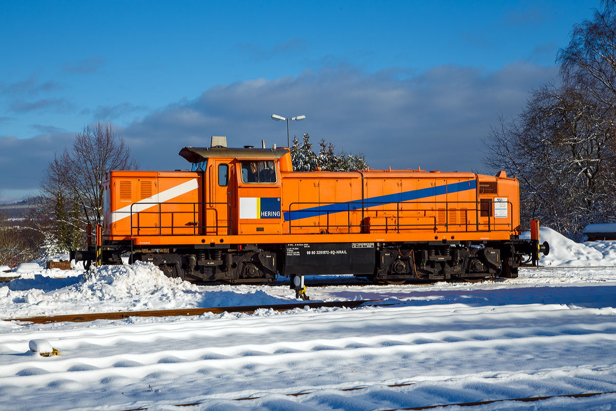 Die an die Hering Bau GmbH & Co. KG (Burbach) vermietete 291 972-8 (98 80 3291 972-8 D-NRAIL) eine Sonderbauart MaK G 1600 BB der Northrail (Hamburg) ist am 09.01.2021 auf dem Betriebshof der Westerwaldbahn auf der Bindweide bei Steinebach/Sieg.

Die MaK G1600 BB der Sonderbauart wurde 1971 von MaK Maschinenbau GmbH im Werk MaK-Kiel-Friedrichsort unter der Fabriknummer 1000516 für die Bayerische Braunkohlen-Industrie AG (BBI AG) in Schwandorf gebaut und als M 19 geliefert.
Die BBI AG hatte eine eigene Werksbahn womit die Braunkohle vom Abbau bei Wackersdorf ins sieben Kilometer entfernte Kohlekraftwerk Schwandorf transportiert wurde. Im Jahr 1981 wurden hier täglich zwischen 20.000 und 25.000 Tonnen Kohle verfeuert.
Weiterer Lebenslauf der 291 972-8:
1982 ging die BBI AG in die Bayernwerk AG (BAG) über
1986  Ausbau der Hagenuk Dampfheizkesselanlage
2000 Bayernwerk wurde nun e.on Kraftwerke GmbH
2002 wurde die Lok an die OHE - Osthannoversche Eisenbahnen AG, in Celle verkauft und fuhr nun als OHE 120076. 
2007 erhielt die NVR-Nummer 98 80 3291 972-8 D-OHE
2011 ging die Lok an die northrail GmbH in Hamburg, wo sie seitdem als Mietlok unter der UIC-Nummer 98 80 3291 972-8 D-NTS fährt

Technik:
Die MaK G 1600 BB ist eine dieselhydraulische Lokomotive, von denen 16 Stück (mit 1.600 PS), sowie 3 Stück in Sonderbauart (mit 1.000 PS), zwischen 1971 und 1979 von der Firma MaK Maschinenbau GmbH, Werk MaK-Kiel-Friedrichsort, gebaut wurden. Zu der Sonderbauart gehört auch diese Lok hier.

Analog zur G 1300 BB wurde auch aus der an die DB gelieferten V 90 eine Privatbahnversion entwickelt, die in fünf Exemplaren als V 90 P gebaut wurde und im Wesentlich der DB-Variante entsprach, jedoch einen hauseigenen Motor erhielt. Nachdem sich jedoch weniger die Privatbahnen als vielmehr die DB selbst für diese Loks interessierten, entstand bei MaK eine weitere Variante der V 90, die spezieller auf die Bedürfnisse der Privatbahnen abzielte und z.B. eine 24V-Elektrik erhielt. Diese unterscheidet sich auch deutlich in ihren Hauptabmessungen von den DB-Maschinen. Ein wenig sieht man der Lok die Verwandschaft mit der V 90 an.

Der eingebaute Achtzylinder-Motor des Typs MaK 8M282AK leistet 1.180 kW (1.600 PS) bei 1.000 U/min, die Lok erreicht je nach Getriebeeinstellung eine Höchstgeschwindigkeit von 44 bis 80 km/h. Das Dienstgewicht liegt je nach Ausrüstung zwischen 80 und 104 Tonnen. Bei den Lokomotiven mit einer Höchstgeschwindigkeit von 44 km/h entfällt der Streckengang.

Sonderbauart der MaK  G 1600 BB (wie diese Lok):
Für den Einsatz vor Kohlezügen in Tagebauen benötigte die Bayerische Braunkohlen-Industrie (BBI) Loks mit eingebauter Dampfheizung. Eine Leistung von 1.100 PS wurde dabei als ausreichend erachtet.
So wurden 1971 und 1972 von MaK für die BBI 3 Lokomotiven in Sonderbauart gebaut. Um ausreichend Platz für den Hagenuk Dampfheizkesselanlage  zu haben, wurden Fahrwerk und Aufbauten von der G 1600 BB übernommen. Die Antriebstechnik wurde der G 1100 BB, einem Sechszylinder-MaK-Dieselmotor mit Turbolader und Ladeluftkühlung vom Typ 6M282 AK mit 1.100 PS) übernommen. Der zusätzlich gewonnene Platz, durch Verlagerung des Druckluftgerüstes unter das Führerhaus, konnte für den Einbau des Heizkessels genutzt werden, welcher mittlerweile entfernt worden ist. Äußerlich waren die Loks an dem zweiten Auspuff (für die Dampfheizkesselanlage) auf der Führerhausrückseite und dem kleineren Kühler, der der geringeren Leistung angepasst wurde erkennbar.  Die Loks wurden vom Hersteller verwirrenderweise ebenfalls als G 1600 BB bezeichnet. Da der Dampfheizung ausgebaut wurde, entfiel auch der zweite Auspuff.

.TECHNISCHE DATEN der G1600 BB in Sonderbauart:
Gebaute Stückzahl: 3  (und 16 Standardloks)
Spurweite: 1.435 mm (Normalspur)
Achsformel: B'B'
Länge über Puffer: 14.320 mm
Drehzapfenabstand: 7.000 mm
Achsstand im Drehgestell: 2.500 mm
Treibraddurchmesser:  1.100 mm (neu)
Höhe: 4.200 mm
Dienstgewicht: 80 t
Radsatzfahrmasse: 20 t 
Kleinster bef. Halbmesser:  60 m
Höchstgeschwindigkeit: 48 km/h (Rangiergang) / 74 km/h (Schnellgang)
Dieselmotor:  MaK 6-Zylinder Reihenmotor mit Abgasturbolader und Ladeluftkühlung vom Typ vom Typ 6M282 AK
Installierte Leistung: 809 kW (1.100 PS)
Nenndrehzahl: 1.000 U/min
Anfahrzugkraft: 265kN 
Tankvolumen: 3.500 l
Funkfernsteuerung: Theimeg EC/LO
Bremse: KE-GP2mZ

Quellen: Northrail, loks-aus-kiel.de, wikipedia.org
