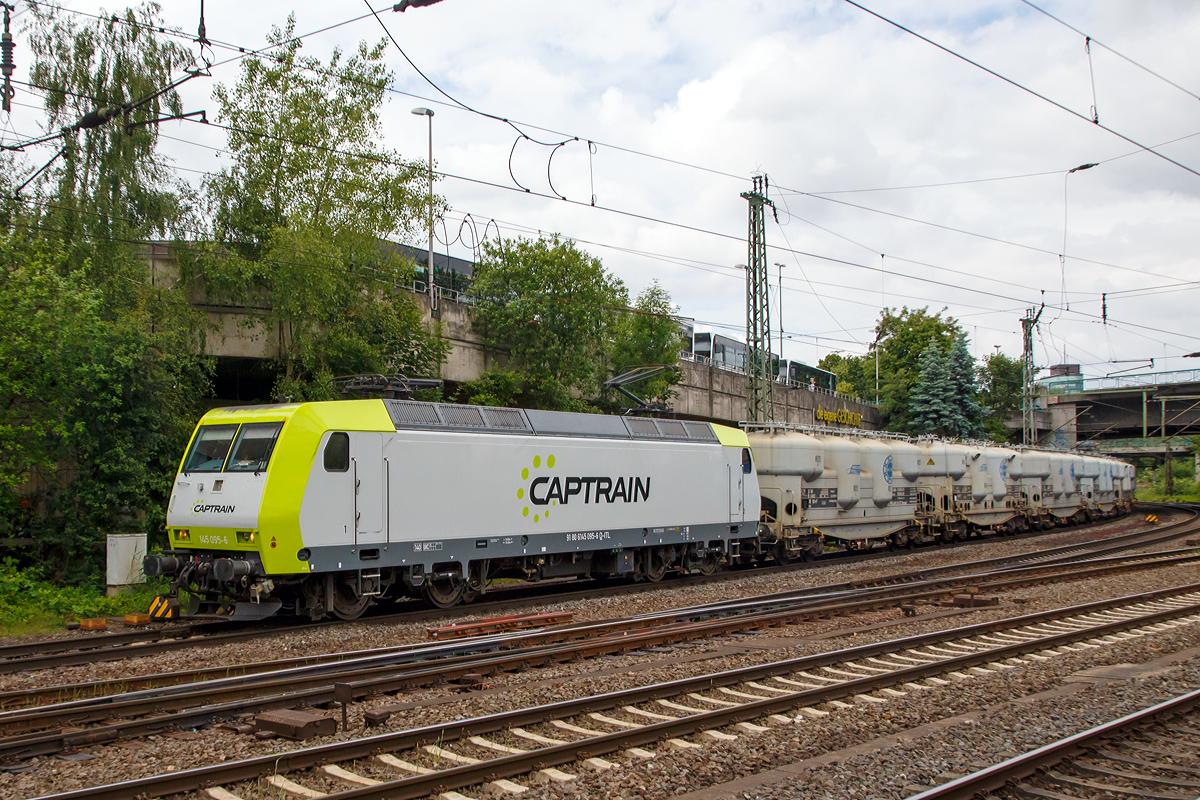 
Die an ITL bzw. Captrain vermietete 145 095-6 (91 80 6145 095-6 D-ITL) der Macquarie European Rail fährt am 16.06.2015 mit einen ungarischem Silowagen-Güterzug (47 m3 Uacs Tankwaggon für Schüttgut der Firma PULTRANS Vasúti Szállítmányozási Kft.) durch Hamburg-Harburg in Richtung Süden. 

Die TRAXX F140 AC wurde 2000 von Adtranz unter der Fabriknummer 33841 gebaut.
