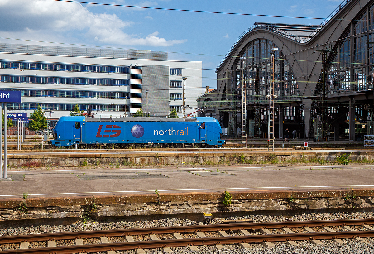 Die an die LEG - Leipziger Eisenbahnverkehrsgesellschaft mbH vermietete Siemens Smartron 192 013-1 (91 80 6192 013-1 D-NRAIL) der northrail GmbH (Hamburg), fährt am 11.06. 2022 als Lz (solo) in den Hauptbahnhof Leipzig. 

Die Siemens Smartron wurde 2019 von Siemens Mobilitiy in München-Allach unter der Fabriknummer 22707 gebaut und an die Paribus Rail Portfolio III GmbH & Co. KG (Hamburg) die die Lok für die northrail GmbH (Hamburg) finanziert hat. Die Smartron Lokomotiven sind bekanntlich abgespeckte rein für Deutschland konzipierte Wechselstrom-Lokomotiven und sind so auch nur für Deutschland zugelassen.
