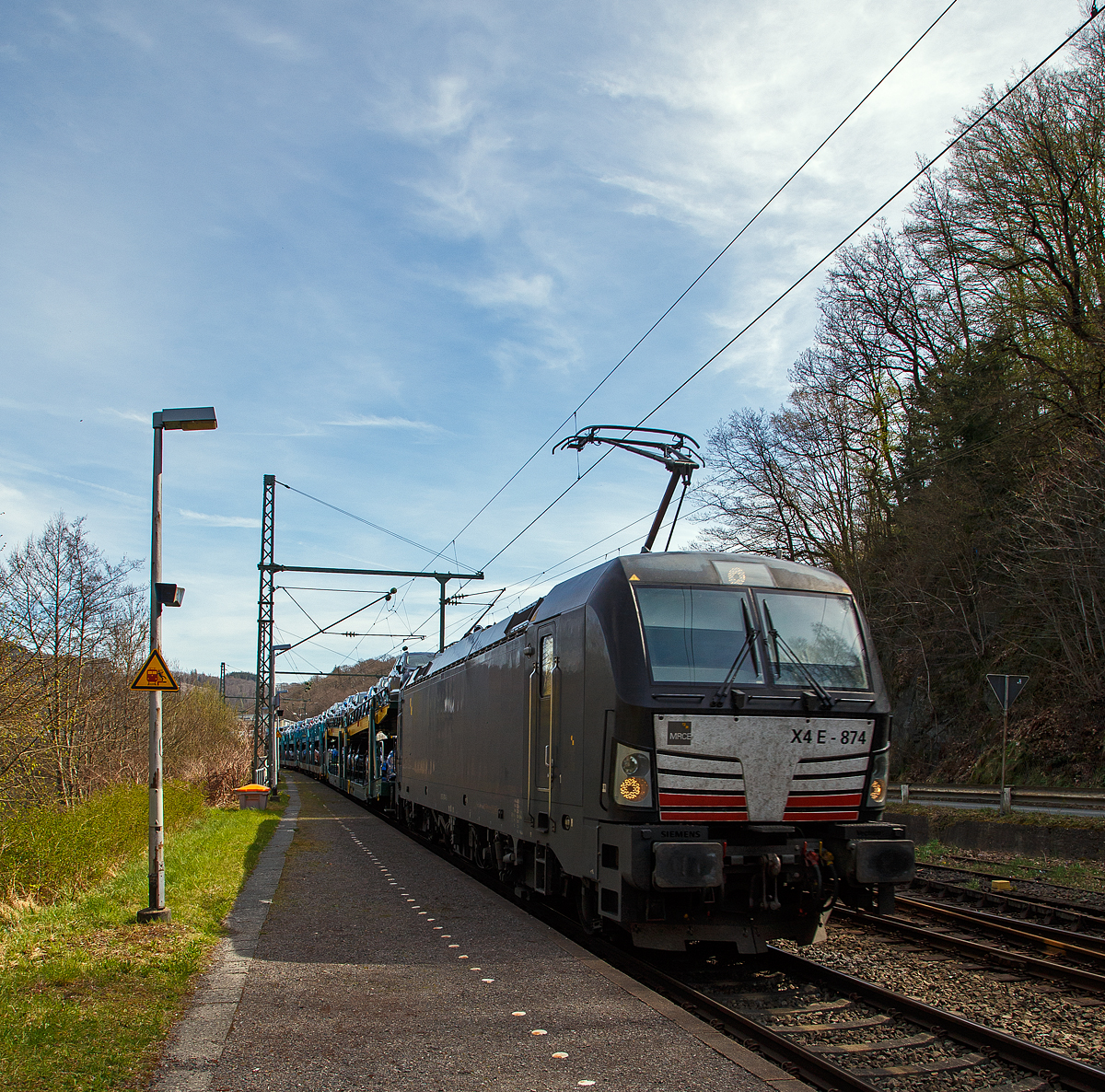 Die an die ÖBB-Produktion GmbH vermietete Siemens Vectron AC - X4 E – 874 bzw. 193 874 (91 80 6193 874-5 D-DISPO) der MRCE Dispolok GmbH (München) fährt am 12.042022, mit einem sehr langen Autotransportzug der ARS Altmann AG, durch den Bahnhof Scheuerfeld (Sieg) in Richtung Köln.

Die Siemens Vectron AC wurde 2014 von Siemens Mobility GmbH in München-Allach unter der Fabriknummer 21901 gebaut und an die MRCE - Mitsui Rail Capital Europe GmbH (München) als X4 E – 874 geliefert. Diese Vectron Lokomotive ist als AC – Lokomotive (Wechselstrom-Variante) mit 6.400 kW konzipiert und zugelassen für Deutschland, Österreich und Ungarn, sie hat eine Höchstgeschwindigkeit von 200 km/h.
