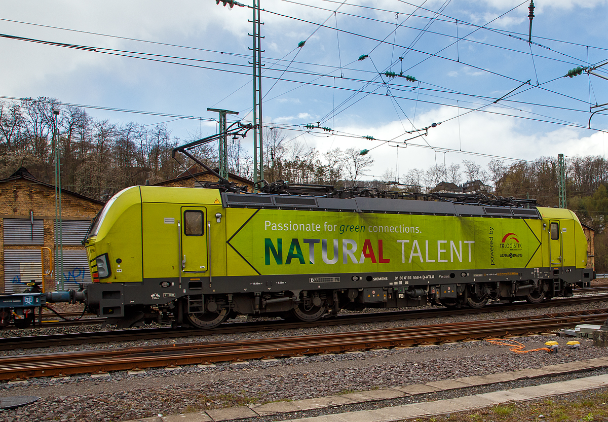 Die an die TX Logistik AG (Troisdorf) vermietete Siemens Vectron MS 193 558 „Natural Talent“ (91 80 6193 558-4 D-ATLU) der Alpha Trains Luxembourg s..r.l. (Luxembourg) fhrt am 30.03.2021 mit einem KLV-Zug durch Betzdorf (Sieg) in Richtung Kln.

Die Vectron Lokomotive ist als MS – Lokomotive (Mehrsystemlok) mit 6.400 kW konzipiert und zugelassen fr Deutschland, sterreich und Italien.

Die TX Logistik AG (TXL) ist ein im Jahr 1999 in Bad Honnef gegrndetes Eisenbahnverkehrsunternehmen mit heutigem Sitz in Troisdorf, das heute zur Mercitalia Group gehrt, die wiederum ein 100 prozentiges Tochterunternehmen der italienischen Staatsbahn Ferrovie dello Stato Italiane FS ist. Mittlerweile gehrt das Unternehmen mit zu den Grten fr den Schienengterverkehr in Europa.

Das Unternehmen bietet den ganzen Umfang an Schienengterverkehr, inklusive Containertransport und kombiniertem Verkehr an. Wichtigste Transportstrecken sind von den Hfen Hamburg, Bremerhaven, Rotterdam und Antwerpen nach Sddeutschland, Schweiz, sterreich und Italien. 
