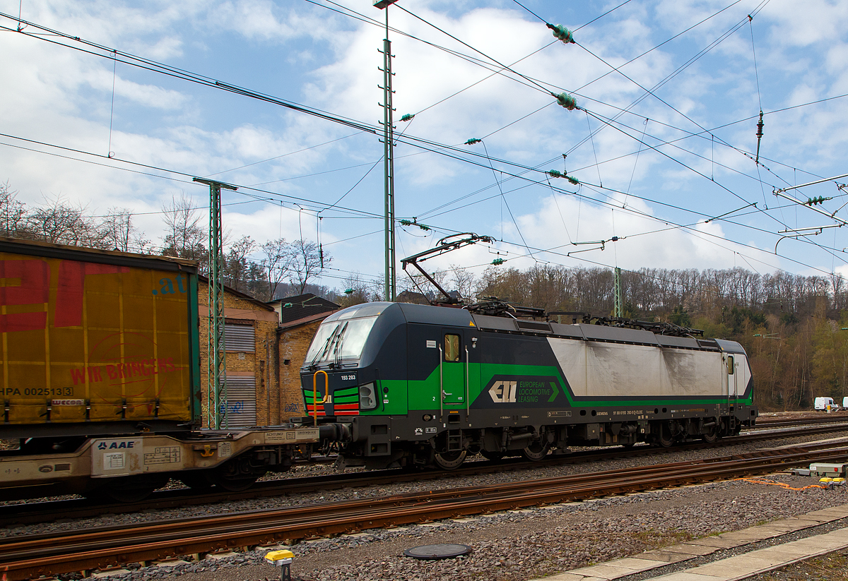 Die an die TX Logistik AG (Troisdorf) vermietete Siemens Vectron AC 193 283 (91 80 6193 283-9 D-ELOC) der European Locomotive Leasing, fhrt am 13.04.2021 mit einem KLV-Zug durch den Bahnhof Betzdorf (Sieg) in Richtung Kln. 

Die Siemens Vectron AC  wurde 2016 von Siemens Mobilitiy in Mnchen-Allach unter der Fabriknummer 22277 gebaut. Diese Vectron Lokomotive ist als AC – Lokomotive (Wechselstrom-Variante) mit 6.400 kW konzipiert und zugelassen fr Deutschland, sterreich Italien und Niederlande (D/A/I/NL). Die Zulassungen fr die Schweiz  und Ungarn (CH / H) sind noch durchgestrichen.
