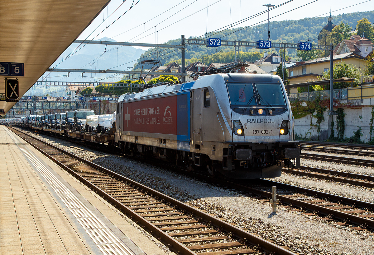 Die an die TX Logistik AG vermietete 187 002-1 (91 80 6187 002-1 D-Rpool, ex 91 80 6187 002-1 D-BTK) der Railpool, eine TRAXX F160 AC3 LM, fährt am 08.09.2021 mit einem Transporter-Zug (Wagen der Gattung Laadrs) durch den Bahnhof Spiez in Richtung Thun. 

Die TRAXX F160 AC3 LM wurde 2012 von Bombardier in Kassel unter der Fabriknummer 34936, als Vorführmaschine, gebaut und war auch von Bombardier als 91 80 6187 002-1 D-BTK eingestellt. Vermutlich 2017/18 erfolgte der Verkauf an die Railpool GmbH. Sie ist für eine Höchstgeschwindigkeit von 160 km/h für D/A/CH zugelassen und hat eine Last-Mile-Diesel Einrichtung. Die Lok trägt die Werbung -Swiss High Performer-, durch die sogenannte Flex-Panels, eine Vorrichtung zum Einspannen von Planen, ist ja das Wechseln von Werbung recht einfach.
