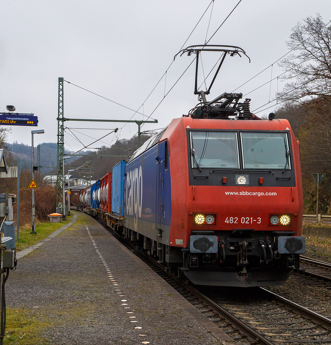 Die an die TX Logistik AG vermietete Re 482 021-3 (91 85 4482 021-3 CH-SBBC) der SBB Cargo AG fährt am 15.01.2022, mit einem HUPAC-KLV/Container-Zug durch Scheuerfeld (Sieg) in Richtung Köln.

Die TRAXX F140 AC1 wurde 2003 von Bombardier in Kassel unter der Fabriknummer 33578 gebaut und an die SBB Cargo AG geliefert. Sie hat die Zulassungen und Zugbeeinflussungssysteme für die Schweiz und Deutschland.