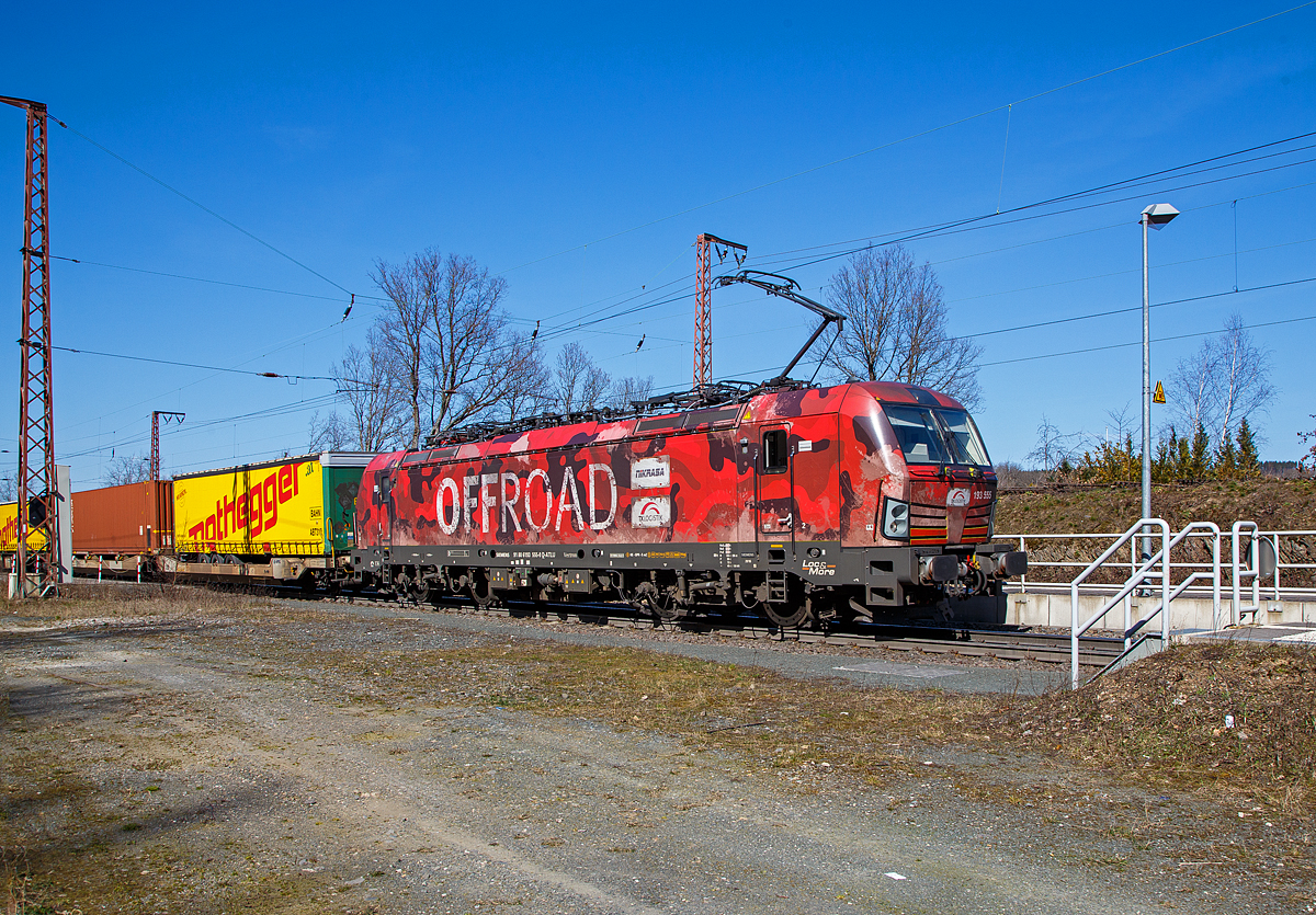 Die an die TXLogistik AG (Bad Honnef) vermietete Siemens Vectron MS 193 555 (91 80 6193 555-0 D-ATLU) der Alpha Trains Luxembourg s.à.r.l. (Luxembourg) fährt am 30.03.2021 mit einem KLV-Zug durch Rudersdorf (Kr. Siegen), an der Dillstrecke (KBS 445), in südlicher Richtung Siegen. Die Werbung „OFF ROAD“ steht  für das NiKRASA-System, dessen Patent die Projektgruppe aus TX Logistik, Bayernhafen und dem LKZ Prien hält. NiKRASA ist ein vertikales Verladungssystem, welches in Standard-Terminals den Umschlagvorgang von nicht kranbaren Sattelaufliegern (Nikrasa) auf Standard-Taschenwagen ermöglicht.

Die Vectron Lokomotive ist als MS – Lokomotive (Mehrsystemlok) mit 6.400 kW konzipiert und zugelassen für Deutschland, Österreich und Italien, sie hat eine Höchstgeschwindigkeit von 200 km/h.