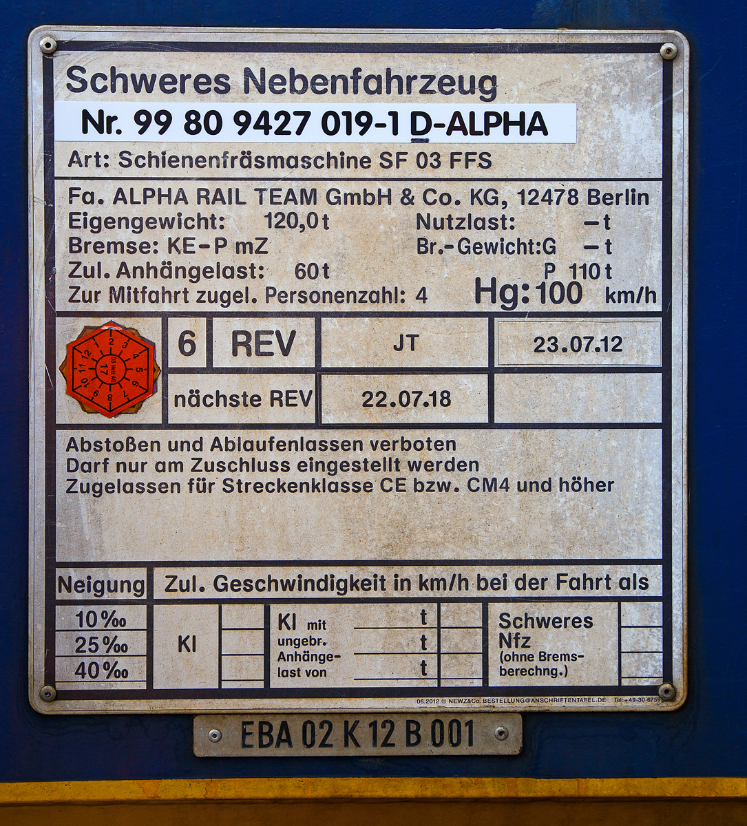 
Die Anschriftentafel von dem LINSINGER Schienenfräszug SF 03 FFS, Schweres Nebenfahrzeug Nr. 99 80 9427 019-1 D-ALPHA (ex 97 33 07 502 18-5), der Alpha Rail Team GmbH & Co. KG, Berlin, abgestellt am 11.06.2016 in Betzdorf (Sieg).