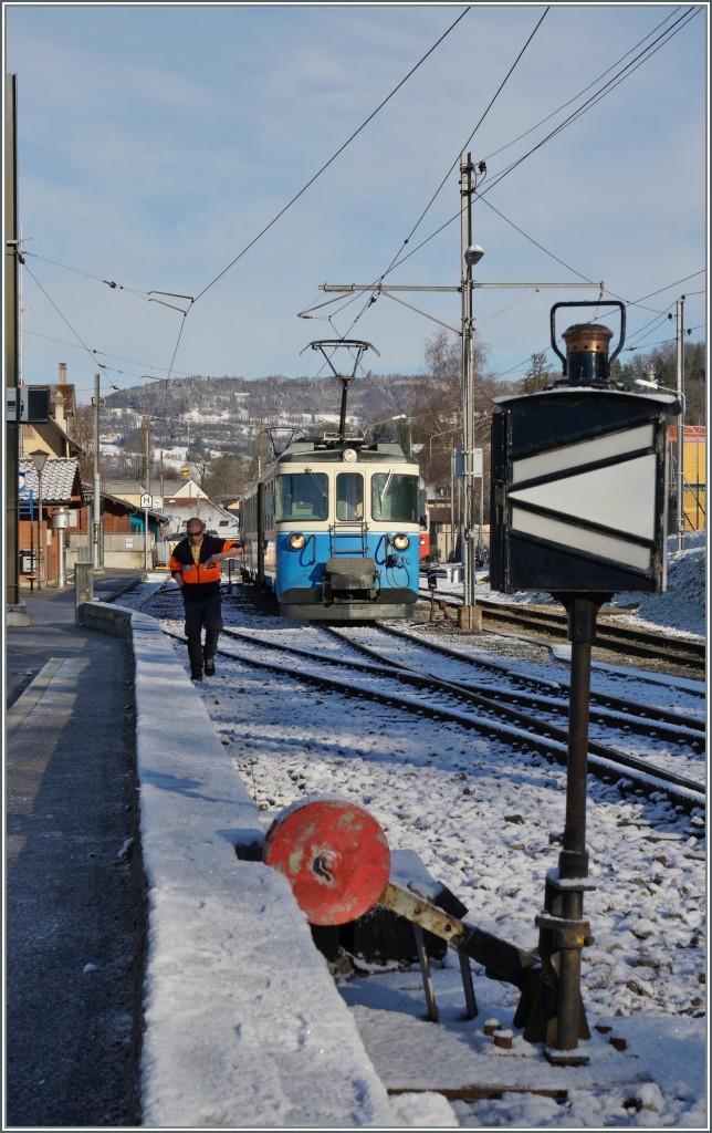 Die aus Sicherheitsgründen immer auf Ablenkung stehende Einfahrweiche der B-C verhindert zur Freude des Fotografen eine stopfreie Durchfahrt in Blonay. 
6. März 2016