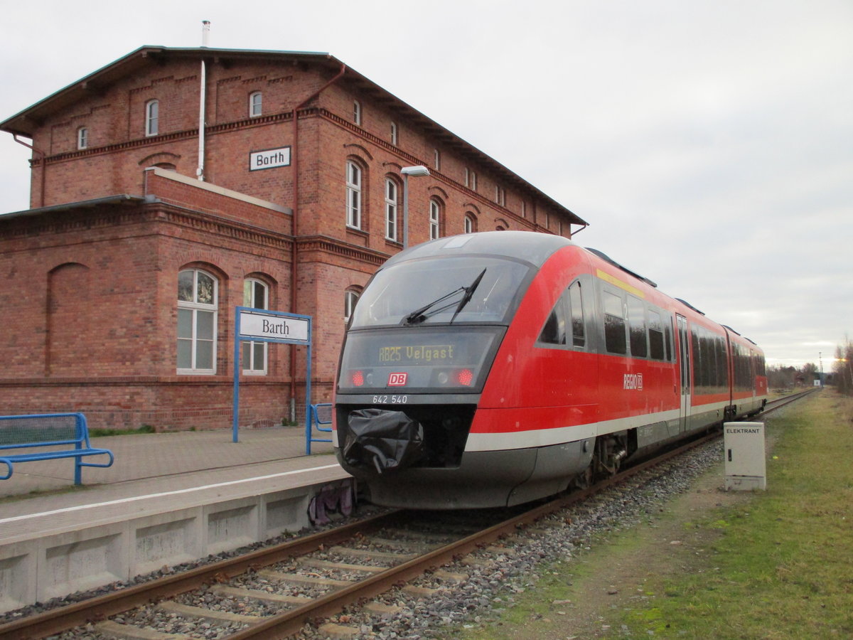 Die Bahn ist wieder auf der Strecke von Velgast nach Barth zur�ck gekehrt.Am 28.Dezember 2019 stand der ehemalige Dresdner 642 540 nach Velgast.
