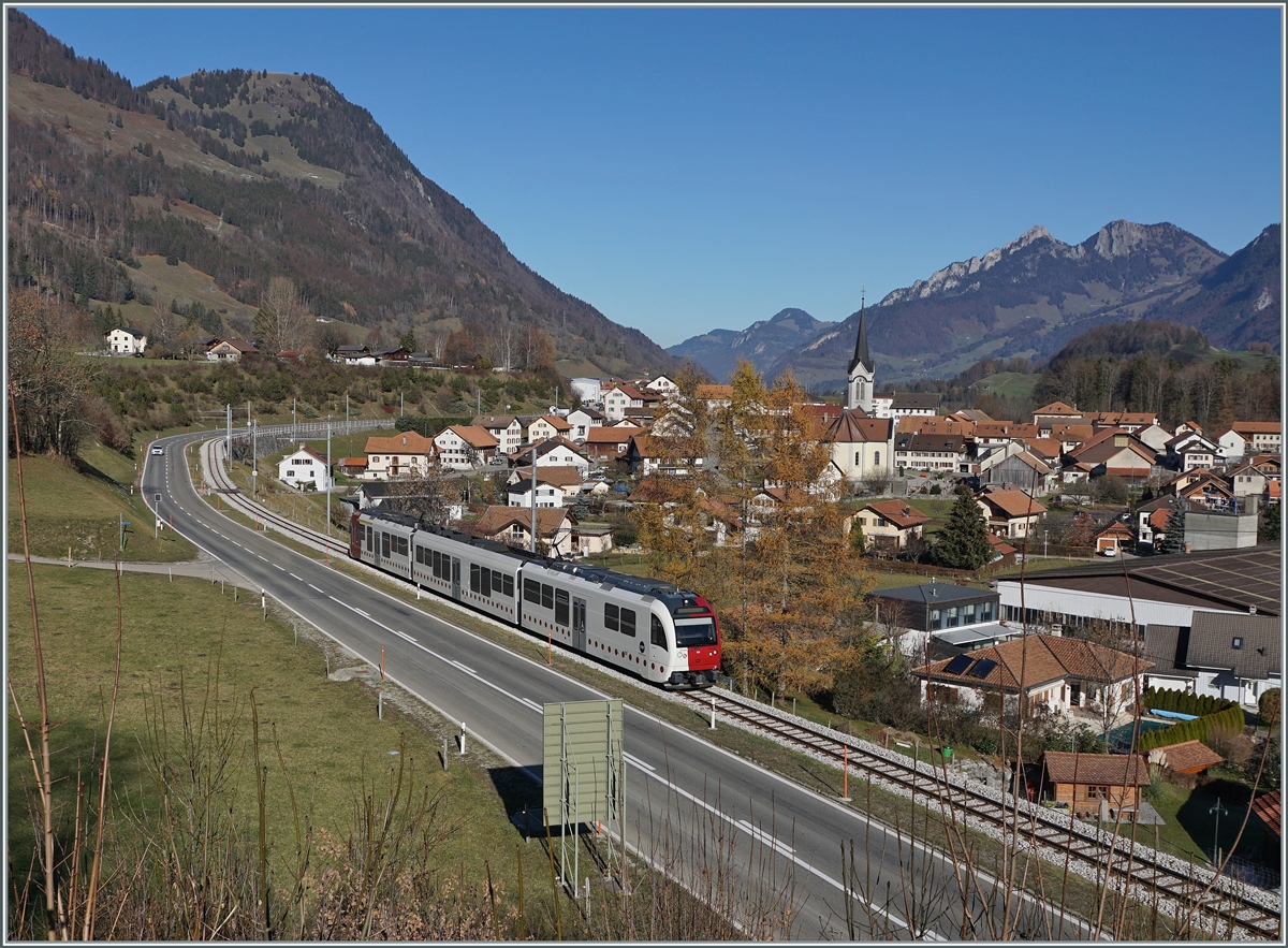 Die Bahnlinie von Bulle nach Montbovon verläuft über weiter Strecken der Strasse entlang, in Montbovon sogar auf der Strasse; im Bild der TPF Be 2/4 | B | ABe 2/4 102 als S 51 auf der Fahrt von Montbovon nach Bulle bei Albeuve.

26. Nov. 2020