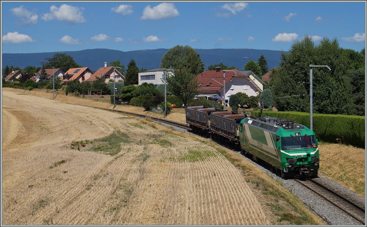 Die BAM Ge 4/4 N° 22 mit einem Güterzug kurz vor Vufflens-le-Château. 
21. Juli 2015