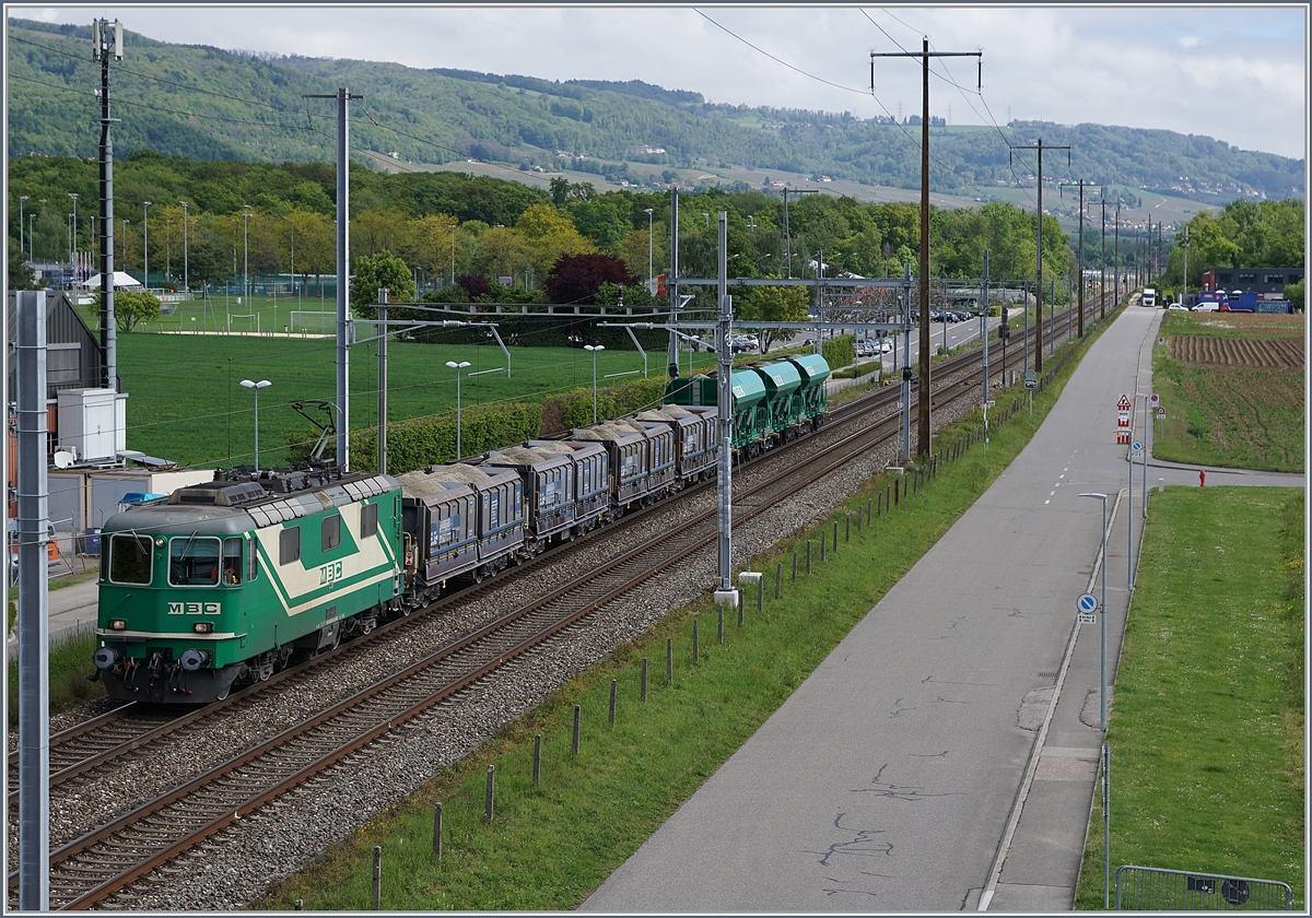 Die BAM MBC Re 4/4 II (UIC 91 85 4420 506 8 CH MBC) erreicht mit ihrem Kieszug Apples - Morges - Gland in Kürze ihr Ziel
Bei Gland, den 9. Mai 2017
