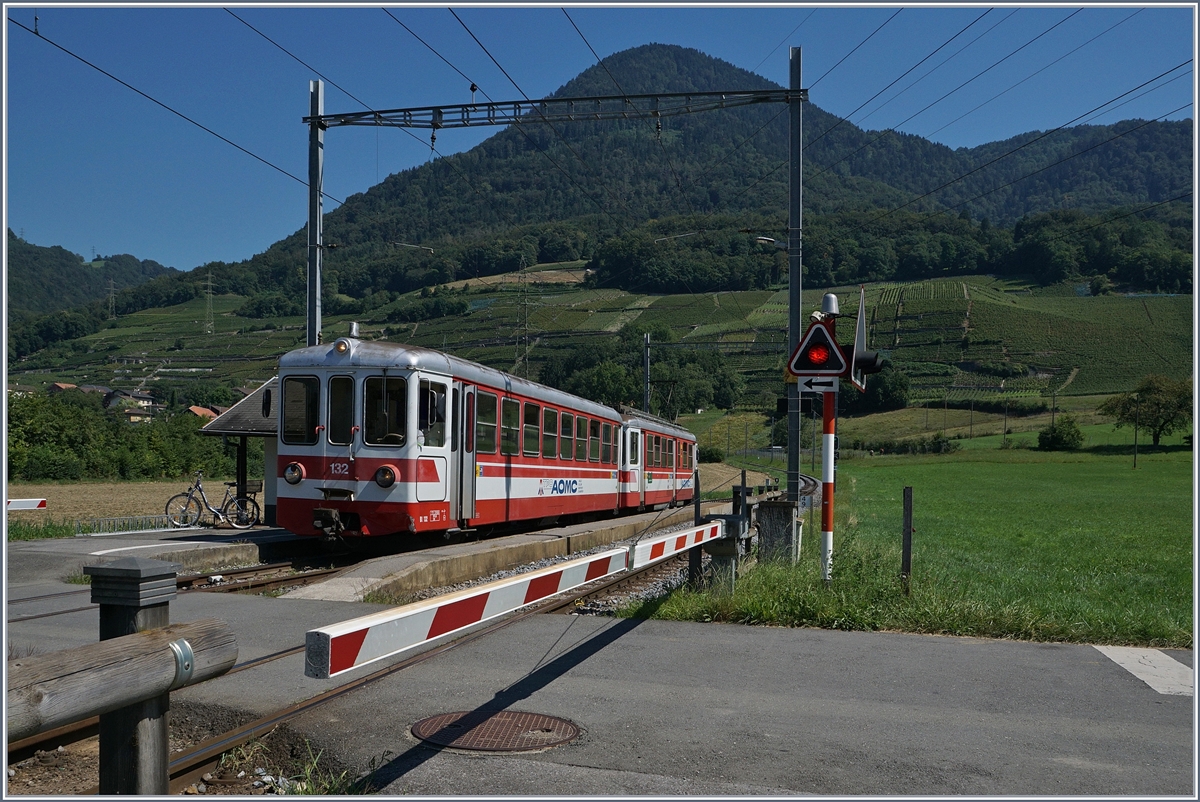 Die Barrieren sind geschlossen,  Freie Fahrt  fr den AOMC Regionalzug in Villy Richtung Monthey Ville.
Doch es ist eine der letzten Fahrten des AOMC Zuges, denn er (und praktisch alle andern Fahrzeuge der AOMC) wurden kurz darauf durch die neuen Stadler GTW Beh 2/6  Surf  ersetzt.
26. Aug. 2016 