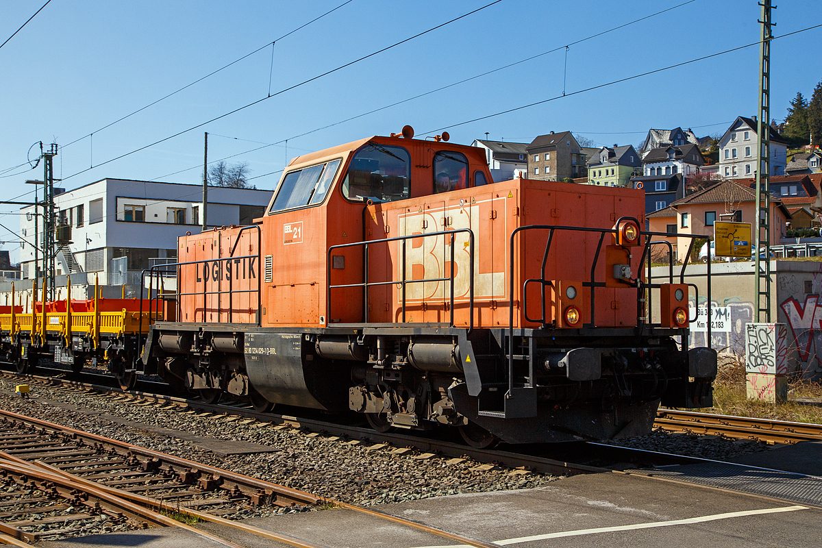 Die BBL 21 - 214 029-1 (92 80 1214 029-1 D-BBL) der BBL Logistik GmbH (Lüneburg), ex DB 212 199-5, ex DB V 100 2189, fährt am 24.03.202, mit zwei Ks-Wagen und etlichen Material-Förder- und Siloeinheiten MSF-40 der eurailpool am Haken, über die Siegstecke (KBS 460) durch Niederschelden in Richtung Siegen. 

Die ursprüngliche DB V 100.20 wurde 1963 von Arnold Jung Lokomotivfabrik GmbH in Jungenthal bei Kirchen a. d. Sieg unter der Fabriknummer 13665 gebaut und als V 100 2189 an die Deutsche Bundesbahn geliefert. Mit der Einführung des EDV-Nummernschemas erfolgte zum 01.01.1968 die Umzeichnung in DB 212 189-5, so fuhr sie bis zur Ausmusterung 1996 bei der DB. Im Jahr 2002 ging sie an ALS - ALSTOM Lokomotiven Service GmbH in Stendal, wo sie 2013 gemäß Umbaukonzept  BR 214  umgebaut wurde. Am 06.05.2015 wurde sie an die BBL Logistik GmbH in Lüneburg als BBL 21 (214 029-1) geliefert.