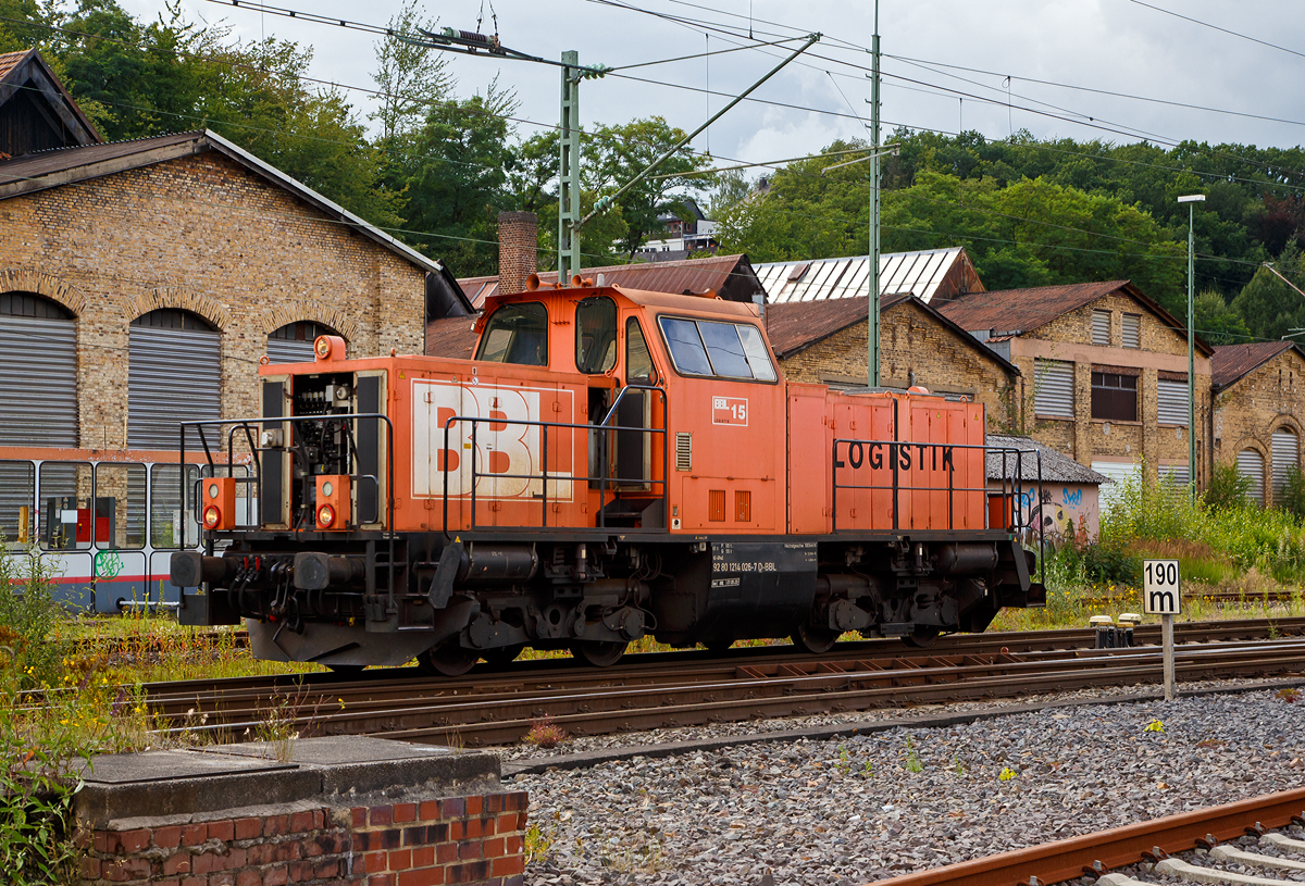 Die BBL Logistik 15 alias 214 026-7 (92 80 1214 026-7 D-BBL) fährt am 07.08.2021 als Tfzf (Triebfahrzeugfahrt) durch Betzdorf (Sieg) in Richtung Siegen.

Die Spenderlok eine ursprüngliche DB V 100.20 wurde 1965 von MaK in Kiel unter der Fabriknummer 1000335 gebaut und als V 100 2288 an die Deutsche Bundesbahn geliefert. 1968 erfolgte die Umzeichnung in DB 212 288-5, als diese fuhr sie bis zur Ausmusterung 2001.
Im Jahr 2013 erfolgte der Umbau durch ALS - Alstom Lokomotiven Service GmbH in Stendal gemäß Umbaukonzept  BR 214  und 2015 ging sie an die BBL Logistik GmbH.

Das Umbaukonzept  BR 214 
Ab November 2006 wurde von Alstom und der Gmeinder Lokomotivfabrik Mosbach ein Modernisierungskonzept für die Lokomotiven der ehemaligen Baureihe V 100 der DB entwickelt. Auf der Transport & Logistik München im Juni 2007 wurde der Prototyp 214 001 präsentiert, beschriftet als 212 197 der Nordbayerischen Eisenbahn (NBE). Die Bauartzulassung durch das Eisenbahnbundesamt wurde am 20. Mai 2008 erteilt, zugleich die Bezeichnung als Baureihe 1214 im EBA-Fahrzeugregister festgelegt. Für den Umbau werden nur die Rahmen und Drehgestelle bisheriger V 100 nach Aufarbeitung weiterverwendet. Der niedrigere Fahrzeugaufbau ist komplett neu und kantiger ausgefallen. Angetrieben werden die Loks vom neuen Caterpillar-Motor 3508 BSC (970 kW). Die DB bezeichnet die von ihr angemieteten Loks als Baureihe 262. Bisher wurden 36 Fahrzeuge umgebaut.

Die Modernisierung der in Szenekreisen aufgrund der eckigen Formen als  Lego-Lok  bezeichneten Maschinen umfasst:
•	Einbau eines neuen, leistungsstarken Dieselmotors mit zugehöriger Luftansaugung und Abgasanlage mit
•	PartikelfilterEinbau eines umgebauten und grundüberholten Strömungsgetriebes
•	Einbau einer neuen Kühlanlage
•	Einbau einer Hydrostatikanlage für den Antrieb des Kühlerlüfters und des Luftverdichters
•	Ersatz des Heizdampfkessels durch eine Vorwärmanlage
•	Einbau einer modernen Drucklufterzeugungsanlage mit Lufttrockner
•	Einbau einer modernen Druckluftbremsanlage
•	Umstellung der Bordelektrik von 110 V DC auf 24 V DC
•	Einbau einer elektronischen Loksteuerung und -überwachung (SPS Schneider Selectron) und optionaler Funkfernsteuerung
•	Einbau einer optionalen Zugsicherungsanlage I 60 R
•	Einbau einer optionalen Zugfunkanlage
•	Neubau des Führerhauses nach ergonomischen und designerischen Gesichtspunkten mit hohem Lärm- und Brandschutzniveau

Technische Daten der BR 214:
Spurweite: 1.435 mm (Normalspur)
Achsfolge:  B´B´
Länge über Puffer: 12.300 mm
Drehzapfenabstand: 6.000 mm
Drehgestellachsstand: 2.200 mm
Größte Höhe über SOK: 4.260 mm
Breite: 3.100 mm
Treibraddurchmesser:  950 mm (neu) / 870 mm (abgenutzt)
Dienstgewicht mit 2/3 Vorräten: 65 t
Höchstgeschwindigkeit: 100 km/h
Motor: Caterpillar V-8-Viertakt-Dieselmotor mit Turboaufladung und Ladeluftkühlung, vom Typ CAT 3508 B SC
Motorhubraum: 34,5 l (Bohrung 170 mm x Hub 190 mm)
Motorgewicht: ca. 4.300 kg
Motornenndrehzahl : 1.800/min
Motorleistung:  970 kW
Antriebsleistung:  957 kW
Max, Anfahrzugkraft: 210 kN
kleinster befahrbarer Gleisbogen: 100 m

