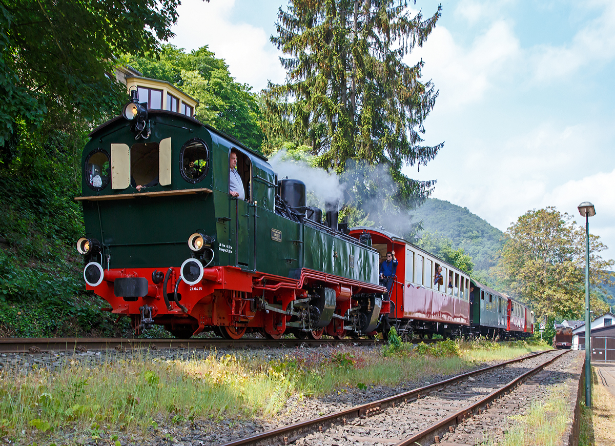 
Die BBn4vt 1000 mm Malletdampflok 11sm (sm = schwere Mallet) der Brohltalbahn erreicht am 24.05.2015 nun wieder den Bahnhof Bohl-Lützing/Rhein (BE).   

Die Lok 11sm wurde 1906 von Humboldt in Köln-Kalk unter der Fabriknummer 348 gebaut, und von da an zusammen mit ihren Schwestern 10 sm und 12 sm bis 1965 auf der Brohltalbahn eingesetzt. 

Die letzte Fahrt der Lokomotive fand am 29.Januar 1966 vor einen bestellten Sonderzug für Eisenbahnfreunde statt. Am 25. April 2015 wurde die Wiederinbetriebnahme gefeiert und am  1.Mai 2015 verkehrte der erste planmäßige Zug mit Lok 11sm.

Rechts hinten steht abgestellt die E 168 eine BBn4vt Malletdampflok der Brohltal Eisenbahn, ex E 168 der portugiesischen Staatsbahn CP (3 069 168-5), ex MD 408 (Companhia dos Caminhos de Ferro de Portuguese). Langfristig soll sie auch aufgearbeitet werden.