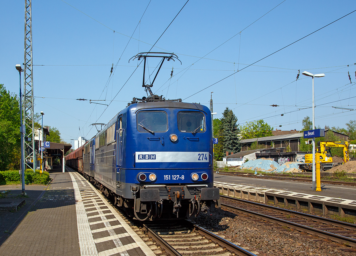 
Die beiden 151er  RBH 274 (151 127-8) und RBH 272 (151 081-7) fahrren am 20.04.2018 mit einem Kohlezug durch den Bahnhof Bonn-Beul in Richtung Sden.