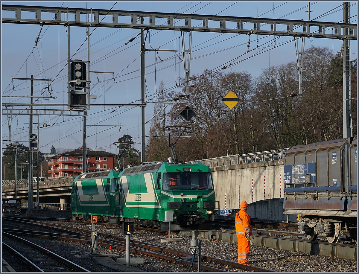 Die beiden BAM MBC Ge 4/4 22 und 21 warten auf ihren Zug, der über die Rollbockgrube schon angerollt kommt.
Morges, den 3. März 2017