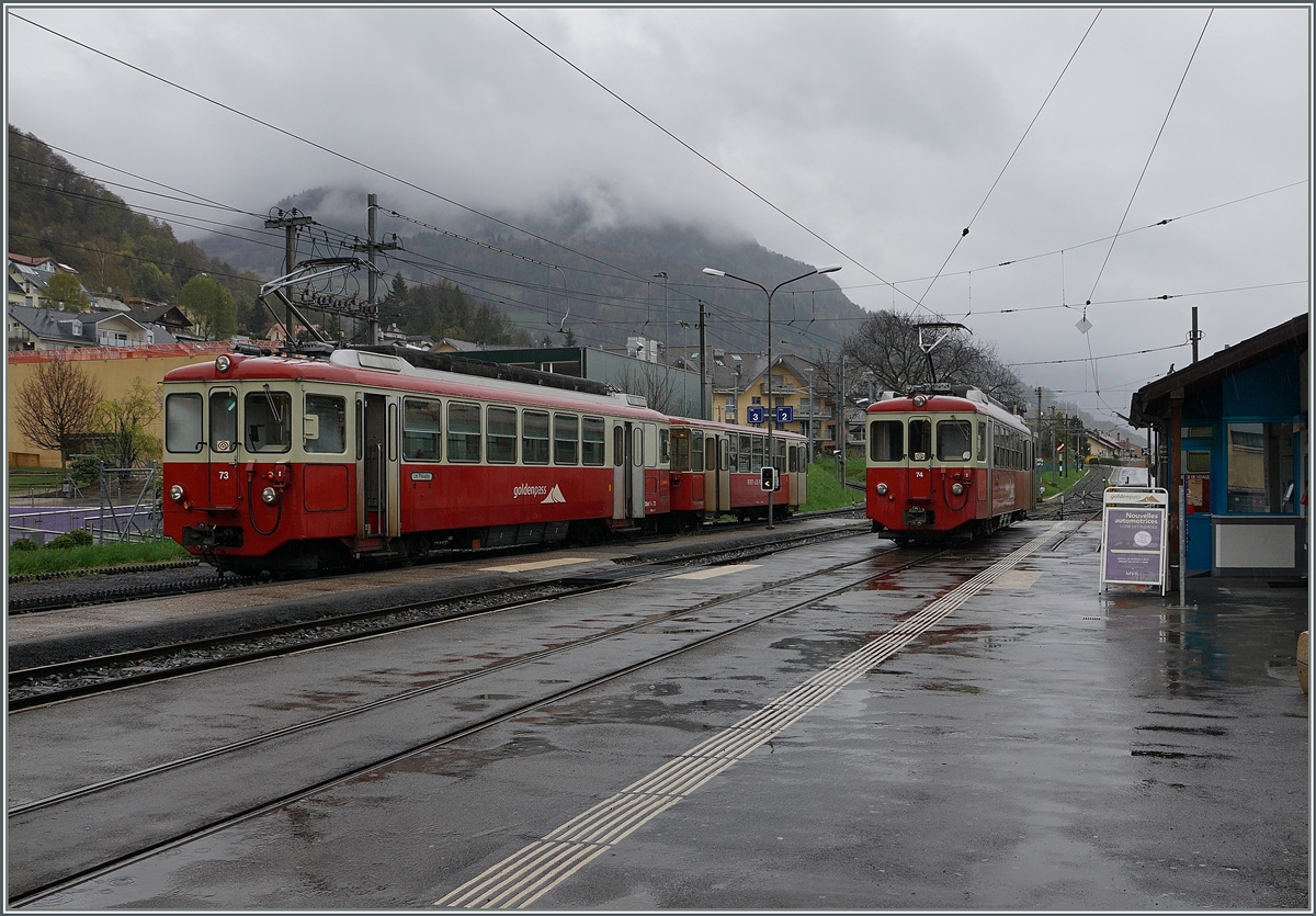 Die beiden BDeh 2/4 warten in Blonay auf neune Einsätze. 
13. April 2016