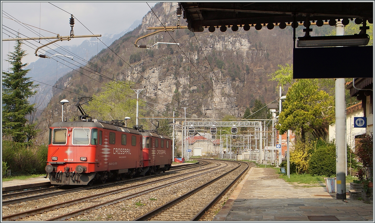 Die beiden Crossrail Re 436 111-9 und 114-3 auf dem Weg Richtung Norden bei der Durchfarht in Varzo. 11. April 2015