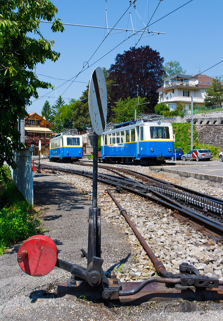 
Die beiden Elektrischen Zahnradtriebwagen Bhe 2/4 203 und  Bhe 2/4 204 (beide ex BChe 2/4) der Transports Montreux-Vevey-Riviera (MVR), ex Montreux–Territet–Glion–Rochers-de-Naye-Bahn (MTGN), am 26.05.2012 abgestellt im Bahnhof Glion. 

Die Triebwagen wurde 1938 von der Schweizerische Lokomotiv- und Maschinenfabrik (SLM) in Winterthur gebaut, der elektrische Teil ist von BBC.

Technische Daten:
Spurweite:  800 mm
Zahnstangensystem:  Abt
Achsfolge:  2'z 2'z
Länge über Puffer:  15.050 mm
Eigengewicht:  15.5 t
Höchstgeschwindigkeit: 18 km/h
Leistung: 150 kW
Fahrleitungsspannung:  850 V =