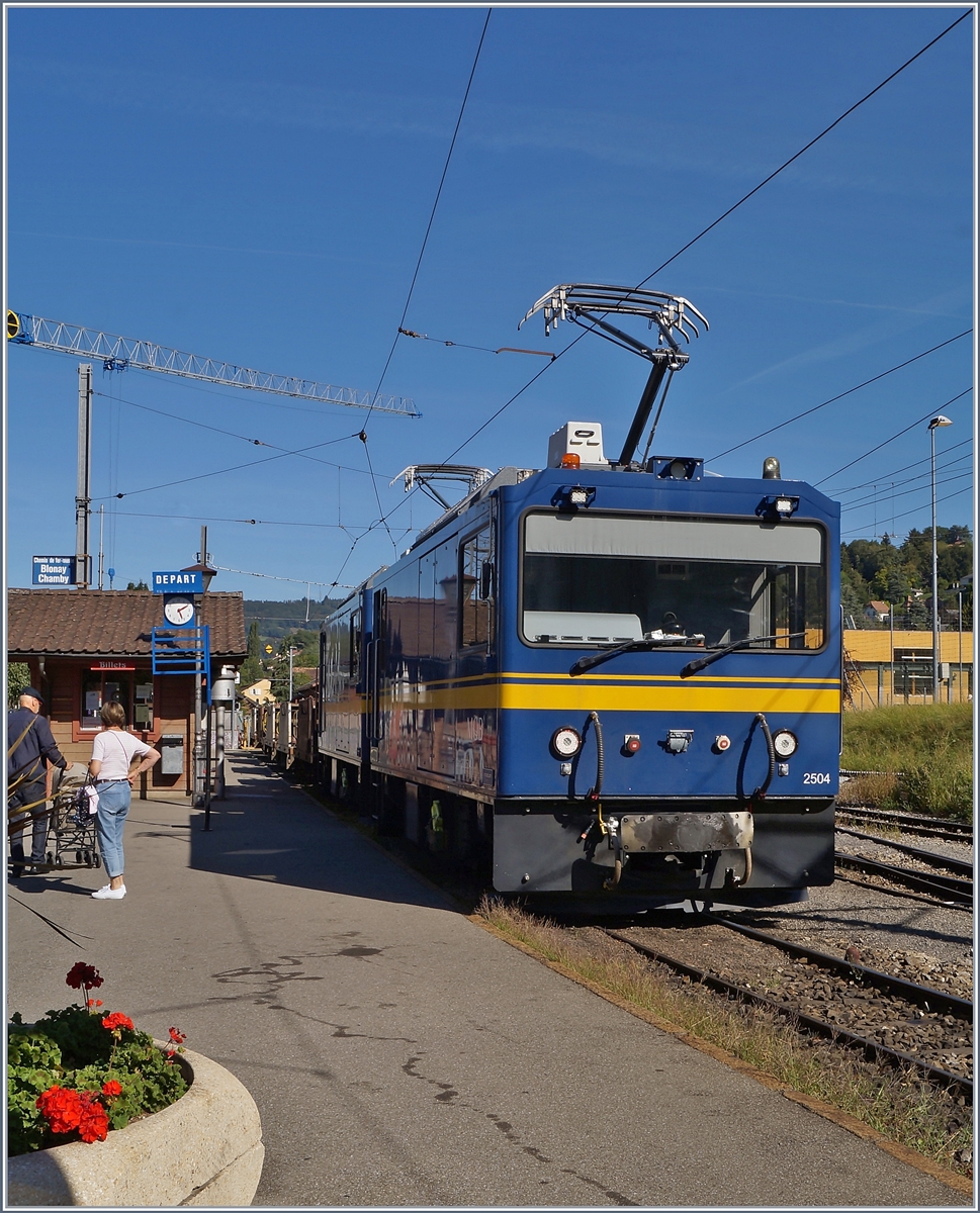 Die beiden MOB Gem 2/2 2504 und 2502 warten in Blonay auf die Abfahrt zur MOB (via Chamby) während es für mich Zeit wurde, zum abfahrbereiten Zug nach Vevey zu eilen. 

27. August 2020