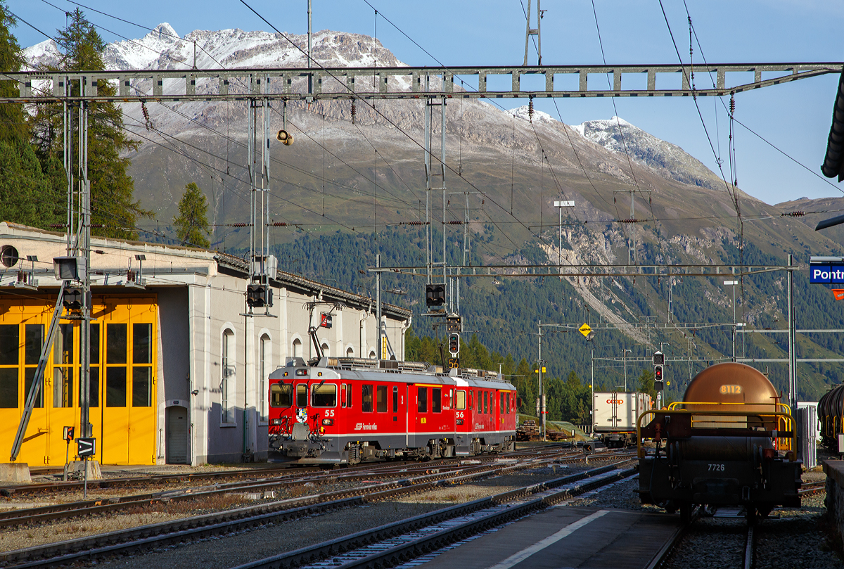 Die beiden RhB ABe 4/4 III Triebwagen Nr. 55  Diavolezza  und Nr. 56  Corviglia  fahren am 13.09.2017, als Leerzug vom Depot Pontresina hinab nach St. Moritz. 