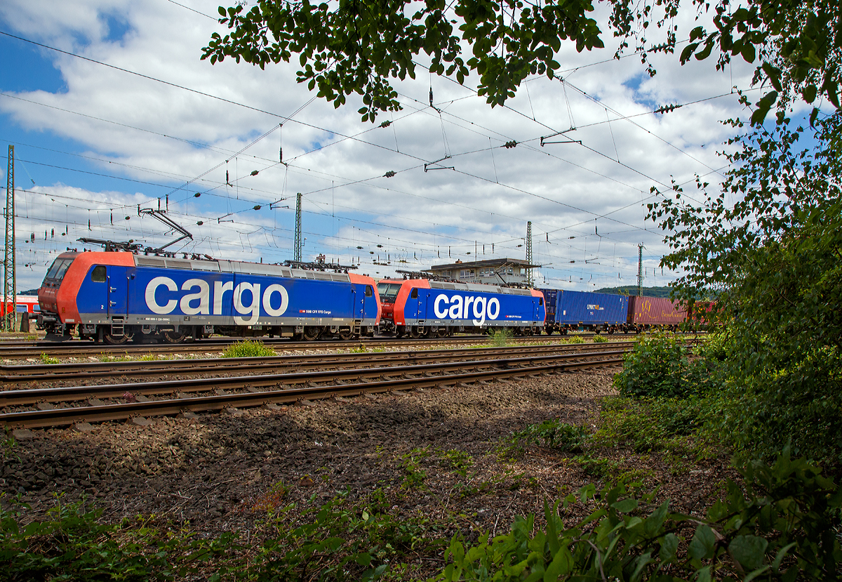 
Die beiden SBB Cargo TRAXX F140 AC1 Re 482 003-1 (91 85 4482 003-1 CH-SBBC) und Re 482 021-3 (91 85 4482 021-3 CH-SBBC) ziehen am 18.06.2017 einen Containerzug durch Koblenz-Lützel in Richtung Norden.