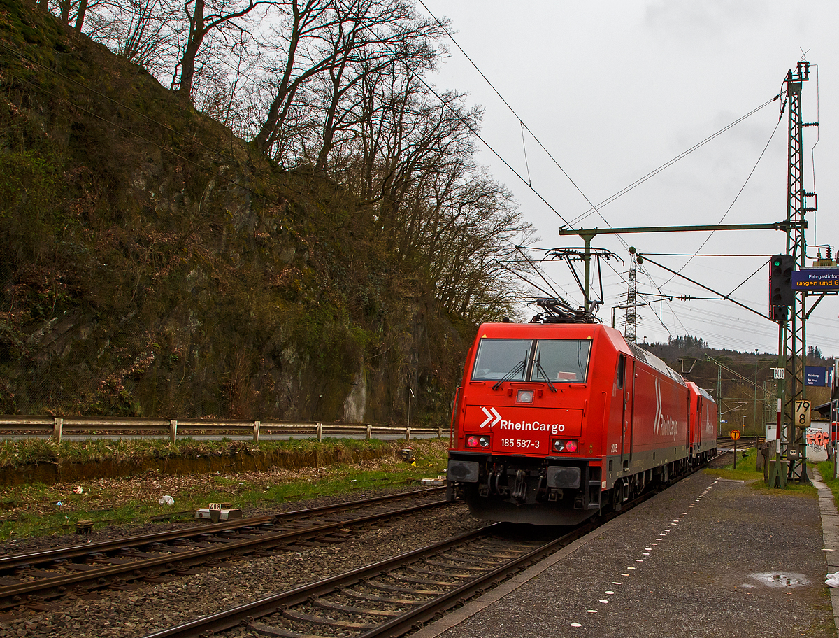 Die beiden TRAXX F140 AC2 der RheinCargo GmbH & Co. KG, die RHC 2056 bzw. 185 588-1 (91 80 6185 588-1 D-RHC, ex HGK 2056) und die RCH 2055 bzw. 185 587-3 (91 80 6185 587-3 D-RHC, ex HGK 2055) rauschen am 08.04.2022, als Lz (Lokzug) bzw. auf Tfzf (Triebfahrzeugfahrt), durch den Bf Scheuerfeld (Sieg) in Richtung Heimat Köln.

Beide TRAXX F140 AC2 wurde 2008 von Bombardier in Kassel gebaut, vorne die 185 588-1 unter der Fabriknummer 34207, die hintere 185 587-3 unter der Fabriknummer 34204. Die Lok haben die Zulassungen hat die Lok für Deutschland, Österreich und die Schweiz, daher haben sie auch vier Stromabnehmer. Eigentlicher Eigentümer ist die AKIEM SAS, die zum 23.04.2020 das Leasinggeschäft für Schienenfahrzeuge von der Macquarie European Rail Limited (Luxembourg), ehemals CBRail übernommen hat.
