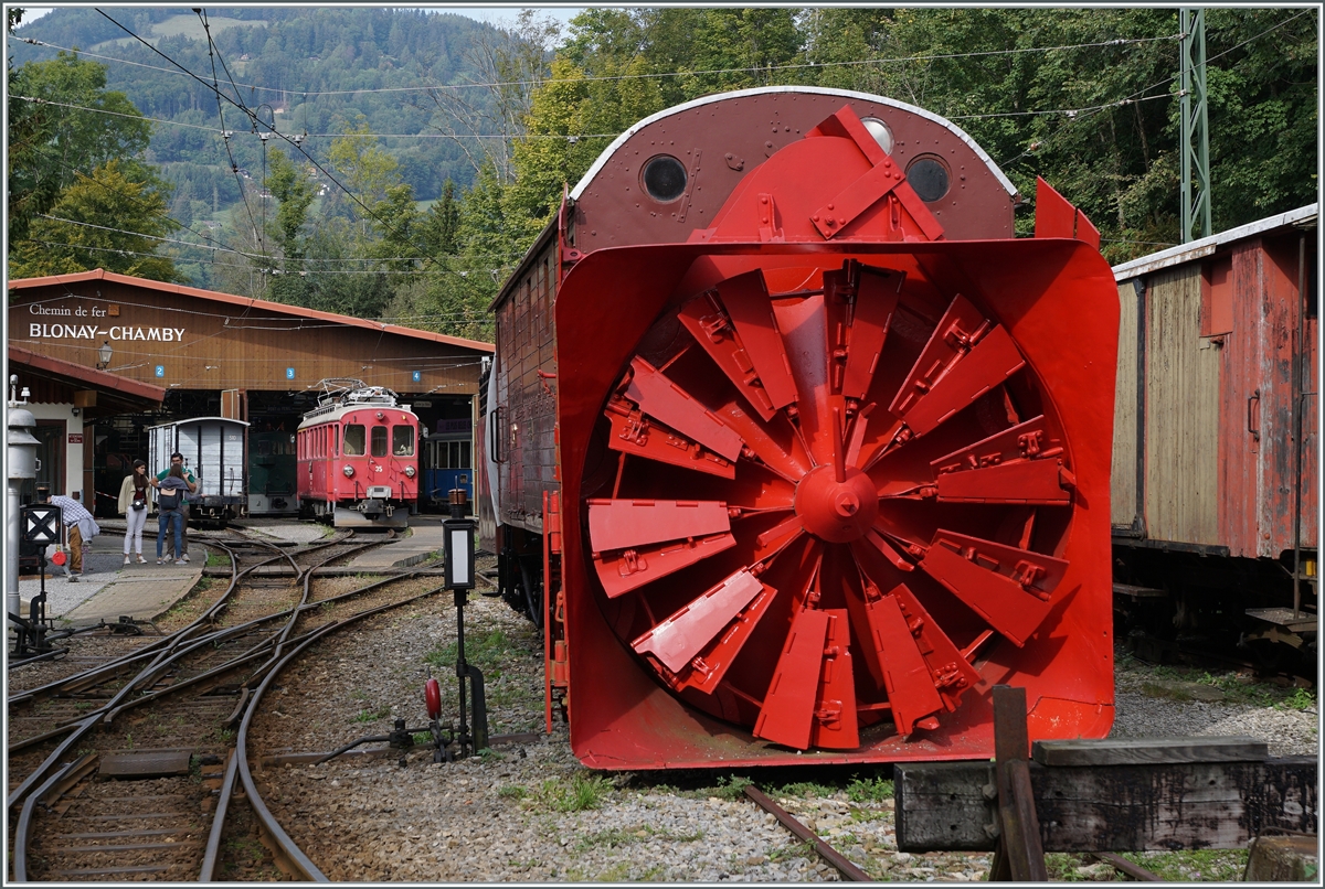 Die Bernina Bahn Dampfschneeschleuder mit ihren mächtigen Schaufelräder im Vordergrund und de RhB ABe 4/4 I 35 vermitteln bei der Blonay-Chamby Bahn einen Hauch Rhb-Ambiente. 

2. Ok.t 2021