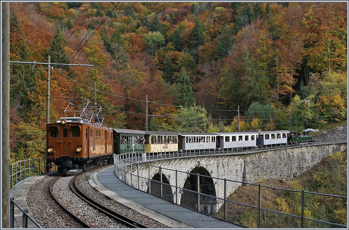 Die Bernina Bahn Ge 4/4 81 der Blonay Chamby Bahn ist mit einem langen Reisezug auf dem Weg nach Vevey und überquert nun den Baie de Clarens Viadukt. (Die am Schluss mitlaufende G 3/3 N° 5 verkehrt mit zwei Reisezugwagen nur bis Blonay) 

27. Okt. 2019