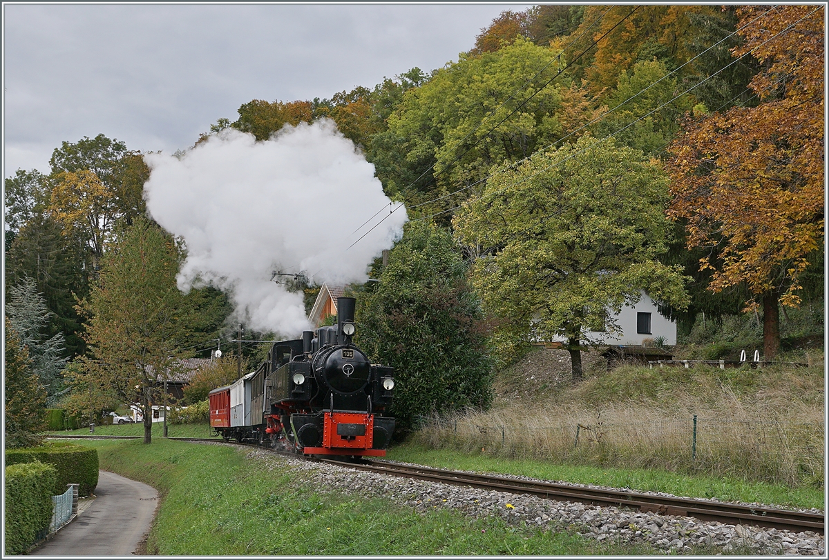 Die Blätter werden langsam bunt und die Temperaturen sinken, beste Voraussetzungen für schöne  Rauchfahnen , auch wenn das Wetter bzw. Licht noch etwas von der Idealform entfernt ist. Die Blonay-Chamby G 2x 2/2 105 hat mit ihrem Dampfzug Blonay verlassen und fährt nun in Richtung Chamby. 

11. Okt. 2020