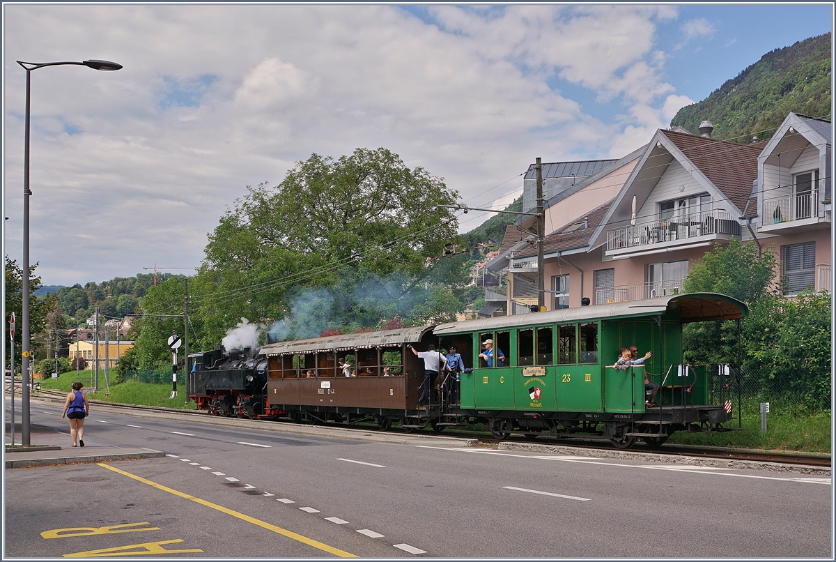 Die Blonay-Chamby Bahn G 2x 2/2 105 erreicht mit ihrem Dampfzug von Chaulin kommend in Kürze Blonay. 

28. Juni 2020