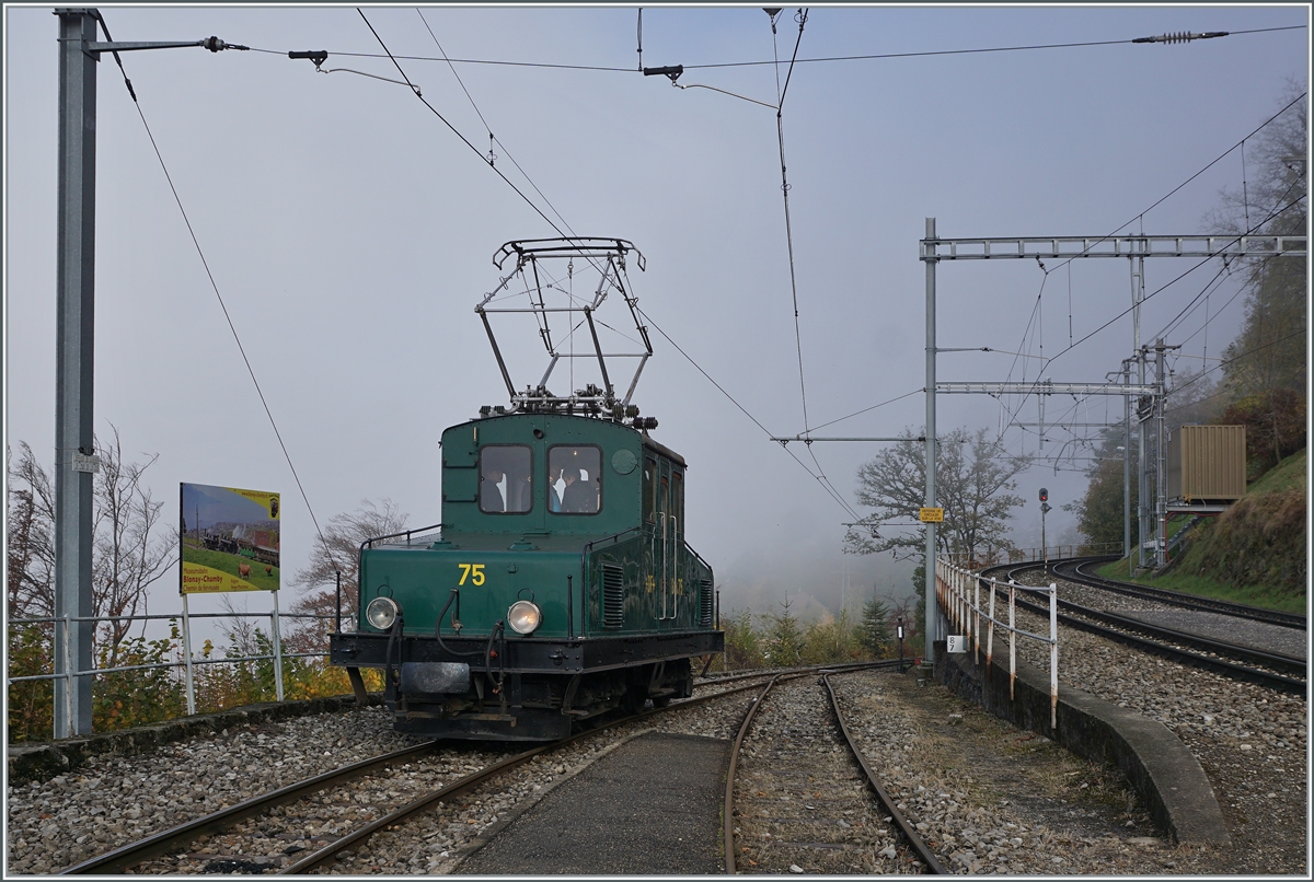 Die Blonay-Chamby Bahn +GF+ Ge 4/4 N° 75 (Baujahr 1913) verlässt das neblige Chamby in Richtung Chaulin.

31. Okt. 2021