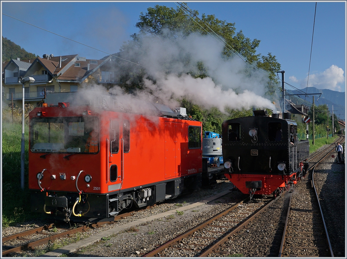 Die Blonay-Chamby G 2x 2/2 105 ruchert in Blonay die wochendenruhegeniesende HGem 2/2 2501 krftig ein.
25. Sept. 2016