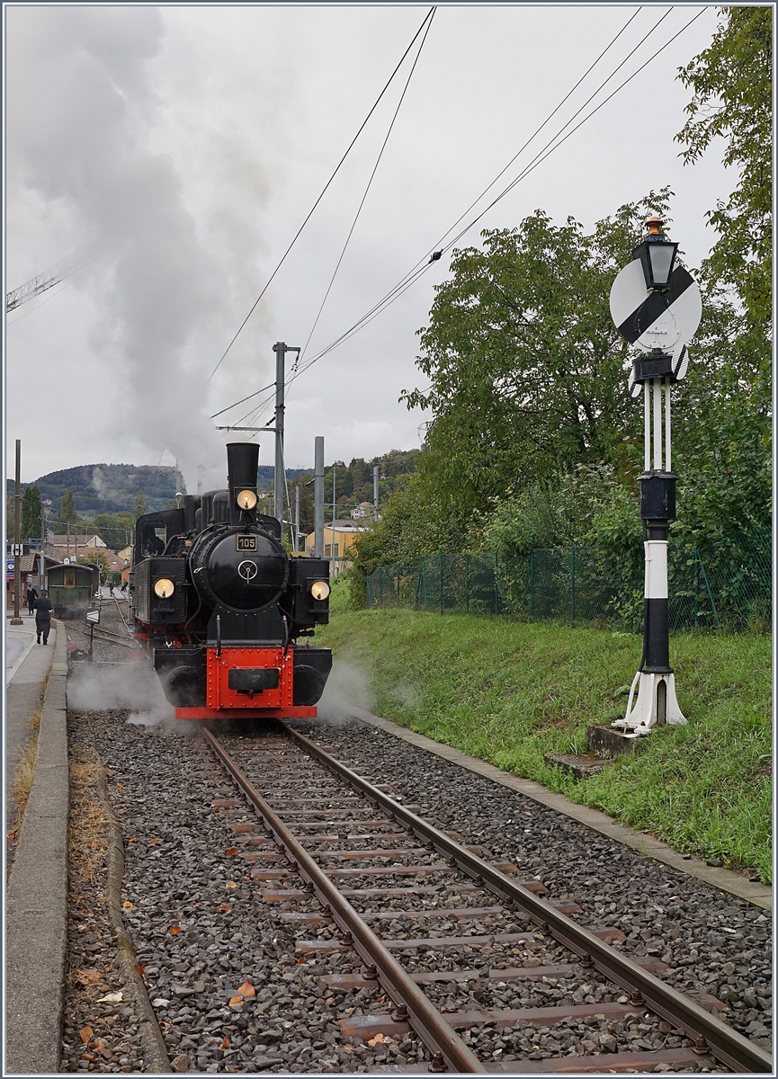 Die Blonay-Chamby G 2x 2/2 105 rangiert in Blonay. Rechts im Bild das Ausfahrsiganl, eine Hippsche Wendescheibe.

26. Sept. 2020