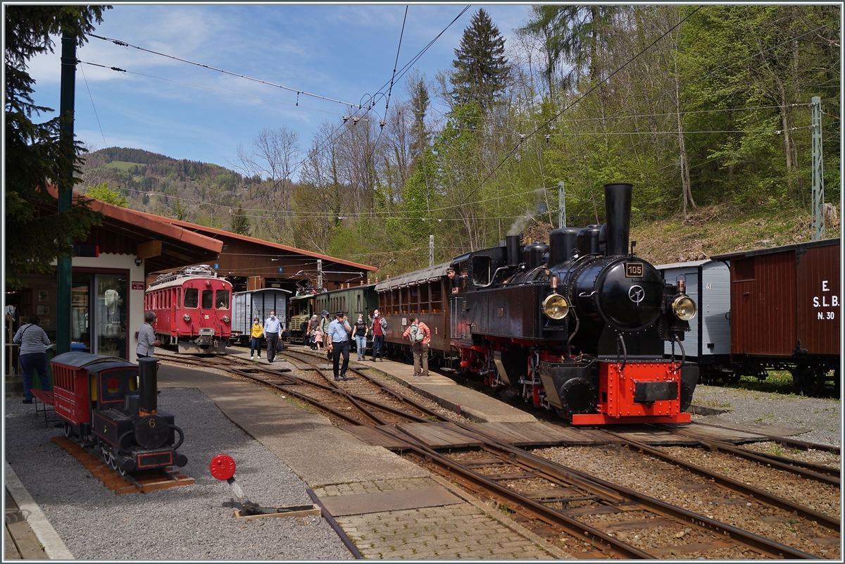 Die Blonay-Chamby G 2x 2/2 105 ist in Chaulin angekommen. Bis zur nächsten Fahrt in einer halben Stunde bleibt nun relativ wenig Zeit, die Dampflok mit Kohle und Wasser zu versorgen.  

9. Mai 2021