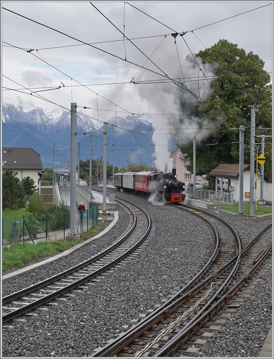 Die Blonay-Chamby G 2x 2/2 105 wartet in St-Légier Gare mit ihrem Extrazug nach Chaulin die Kreuzung mit dem Gegenzug ab. 

27. Sept. 2020