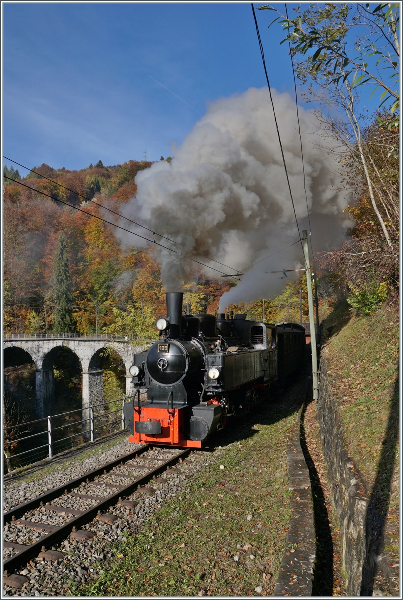 Die Blonay-Chamby G 2x 2/2 105 dampft zum Saison Abschluss (2021) durch die herbstliche Landschaft bei Vers chez Robert in Richtung Chamby.

31. Oktober 2021 