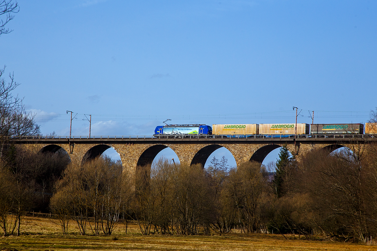 Die BLS 496 bzw. die 193 496-7 (91 80 6193 496-7 D-BLSC) der Cargo AG, ex Siemens (91 80 6193 496-7 D-SIEAG), fährt am 23.02.2021mit einem KLV/Container-Zug über den Rudersdorfer Viadukt in Richtung Siegen.

Die Siemens Vectron MS (für 160 km/h zugelassene und mit 6.4 MW Leistung) wurde 2018 von Siemens Mobilitiy in München-Allach unter der Fabriknummer 22390 gebaut. Die Vectron MS hat Zulassungen für Deutschland, Österreich, Schweiz, Italien und die Niederland.