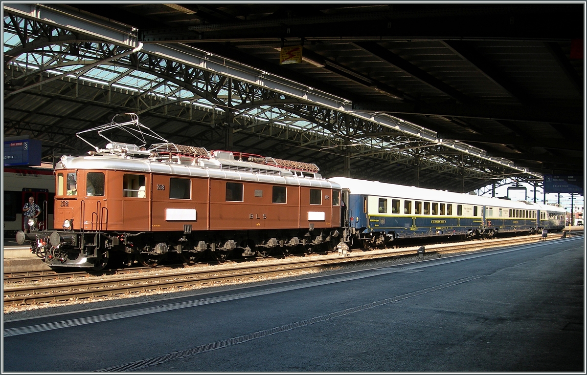 Die BLS Ae 6/8 208 mit einem edlen Extrazug nach Domodossola in Lausanne.
7. Juni 2015