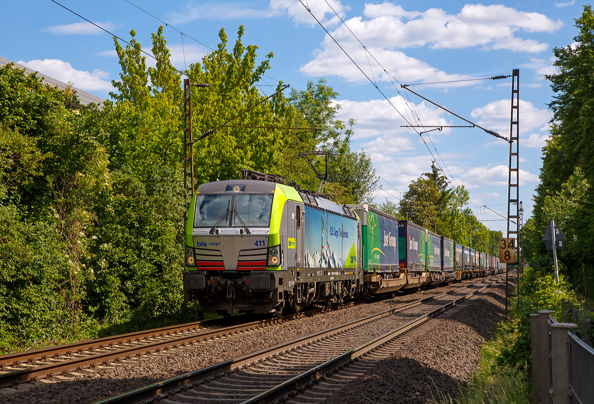 
Die BLS Cargo 411 – Re 475 411-5 (91 85 4475 411-5 CH-BLSC) fährt am 30.05.2020 mit einem KLV-Zug durch Bonn-Gronau in Richtung Norden.

Die Siemens Vectron MS wurden 2017 von Siemens unter der Fabriknummer 22072 gebaut, sie hat die Zulassungen für CH/ D/ A/ I / NL und kann so vom Mittelmeer bis an die Nordsee ohne Lokwechsel durchfahren.
