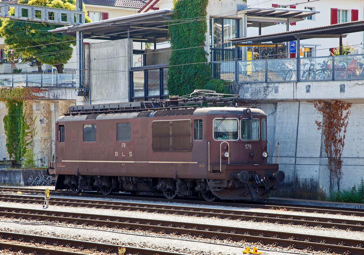 Die BLS Cargo Re 4/4 – 179 „Bern“ (Re 425 179 bzw. 91 85 4425 179-9 CH-BLSC), ex BN (Bern-Neuenburg-Bahn), ist am 08.09.2021 beim Bahnhof Spiez abgestellt.

Die Lok wurde 1972 von SLM (Schweizerische Lokomotiv- und Maschinenfabrik) unter der Fabriknummer 4899 für die damalige noch eigenständige BN - Bern-Neuenburg-Bahn (seit 1997 BLS) gebaut, die elektrische Ausrüstung ist von BBC Baden.
