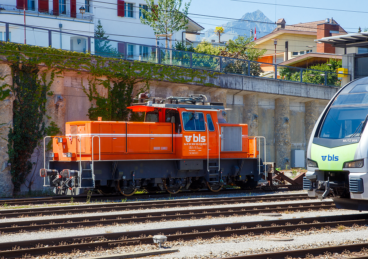 Die BLS Ee 936 132-0 (97 85 1936 132-0 CH-BLS), ex Ee 3/3 EBT 132 - Emmental-Burgdorf-Thun-Bahn, ist am 11.07.2022 beim Bahnhof Spiez abgestellt. 

Die Ee 3/3 wurde 1991 unter der Fabrik-Nr. 5469 bei SLM gebaut, der elektrische Teil ist von ABB.

Die von der Schweizerischen Lokomotiv- und Maschinenfabrik (SLM) 1985 und 1991 gebauten Ee 3/3 und Eea 3/3, sind dreiachsige elektrische Rangierlokomotiven die auch im Streckendienst verwendet werden können. Sie unterscheiden sich von den weit über hundert für die SBB und einige andere Abnehmer gebauten Ee 3/3, Ee 3/3 II und Ee 3/3 IV durch einen Einzelachsantrieb anstelle eines Stangenantriebs und die modernere kantige Bauform. Die Grundkonzeption der Rangierlok mit Mittelführerstand und Vorbauten wurde jedoch übernommen.

Konstruktion:
Als die Post-, Telefon- und Telegrafenbetriebe (PTT) Mitte der 1980er-Jahre für ihre Postbahnhöfe Rangierlokomotiven benötigten, lag der Bau der letzten Ee 3/3 fast zwanzig Jahre zurück. Deshalb wurde aufbauend auf der bewährten Grundkonzeption eine zeitgemäße Lok entworfen. Insbesondere wurde der Stangenantrieb durch einen Einzelachsantrieb ersetzt und die von BBC bzw. ABB beigesteuerte elektrische Ausrüstung basiert auf einer Thyristorsteuerung mit Wellenstrom-Reihenschluss-Fahrmotoren anstelle eines Stufenschalters und Wechselstrommotoren.

An der Bestellung einer zweiten Serie beteiligten sich außer der PTT mit einem Stück auch die damalige EBT-Gruppe und BLS-Gruppe. Letztere forderte für die Güterzustellung auf der Gürbetalbahn die Möglichkeit eines fahrleitungslosen Betriebs. Die an die Gürbetal-Bern-Schwarzenburg-Bahn (GBS) gelieferte Lok weist deshalb zusätzlich Akkumulatoren auf, welche die Lok für beschränkte Zeit mit Strom versorgen können. Sie trägt deshalb die Typenbezeichnung Eea 3/3. 

TECHNISCHE DATEN:
Spurweite: 1.435 mm (Normalspur)
Achsfolge: C
Länge über Puffer: 11.200 mm
Achsabstand: 5.000 mm (2 x 2.500 mm)
Treibraddurchmesser: 1.040 mm (neu)
Gewicht: 48 t
Anzahl der Fahrmotoren: 3
Übersetzungsverhältnis:  1 : 9,60
Anfahrzugkraft: 130 kN
Höchstgeschwindigkeit: 75 km/h eigen (geschleppt 60 km/h)
Leistung: 600 kW