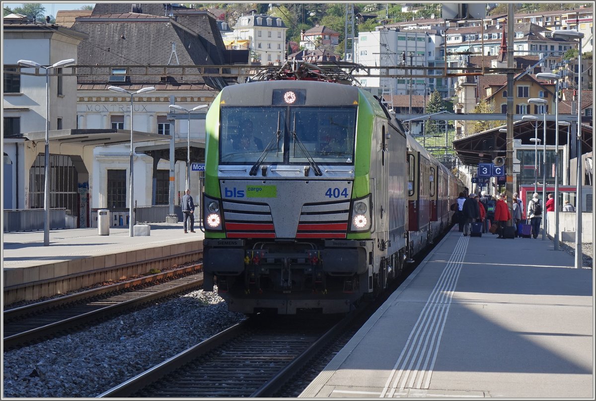 Die BLS Re 475 404 mit dem AKE Rheingold 5951 auf der Fahrt von Basel nach Domodossola beim Halt in Montreux.
13. April 2017