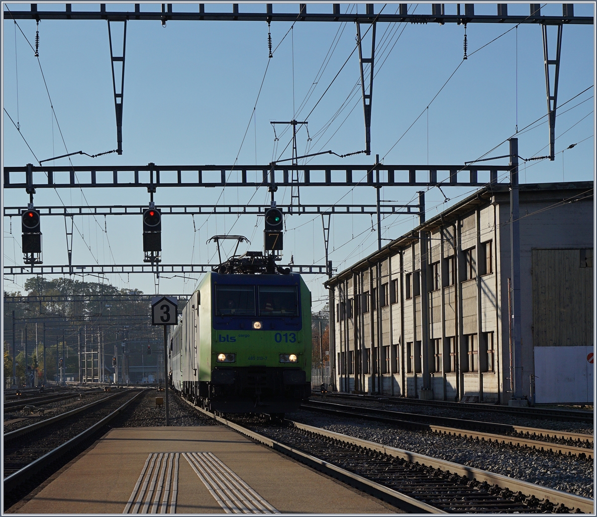 Die BLS Re 485 013 erreicht mit ihrer RoLa von Novara nach Freiburg bei kräftigem Gegenlicht Burgdorf.
29. Okt. 2016