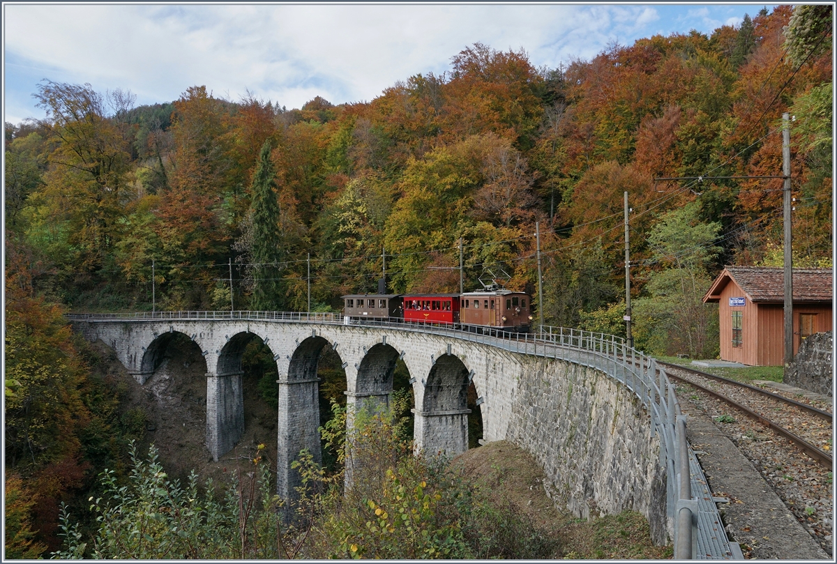 Die BOB HGe 3/3 erreicht mit einem bunten Reisezug, der schön zu den Herbstfarben passt,   Vers-chez-Robert.

27. Oktober 2019