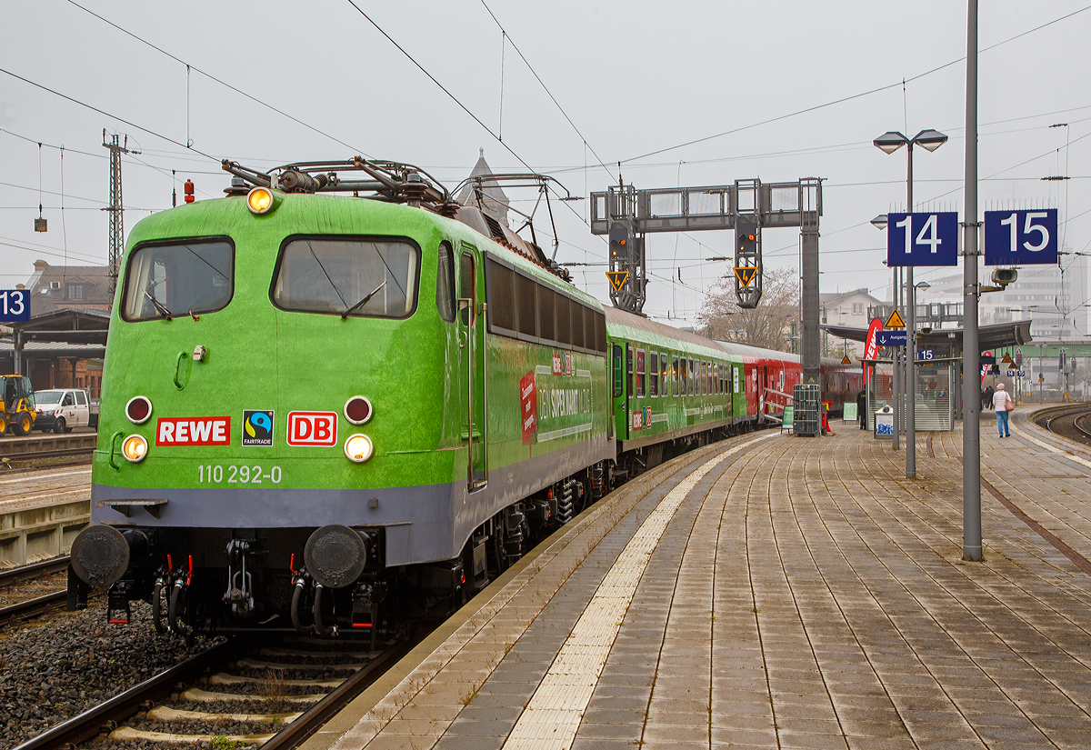 Die Bgelfalten E 10  die 110 292–0 (91 80 6110 292-0 D-GfF) der Gesellschaft fr Fahrzeugtechnik mbH (bzw. Gesellschaft fr Eisenbahnbetrieb) steht am 12. und 13.11.2021 (hier 12.11.) mit dem REWE - Supermarkt-Zug im Bahnhof Gieen.

In Hessen ein zu einem Supermarkt umgebauter Zug in Betrieb genommen worden. Wie die Deutsche Bahn-Tochter DB Regio, der Nahversorger Rewe Region Mitte und der Verein Fairtrade Deutschland mitteilten, werden in dem Fairen Supermarktzug knftig regionale, kologische und fair gehandelte Produkte angeboten. Der aus drei Einkaufswaggons, einem Dienstwagen und einem Bord-Bistro bestehende Zug steht an den folgenden Wochenenden (freitags und samstags von 9.00 bis 19.00 Uhr) in den Bahnhfen Fulda, Kassel, Darmstadt und Wiesbaden. Den Supermarktzug fhren Rewe-Auszubildende.

In Hessen hat Rewe zusammen mit DB Regio eine geniale Idee verwirklicht: Kunden knnen hier in einer ganz besonderen Filiale einkaufen. Sie befindet sich im Bahnhof – nicht im Foodcorner, sondern auf der Schiene.

Ach so die Lok hat schon ber 57 Jahr auf dem Buckel, sie wurde 1964 von Krauss-Maffei in Mnchen-Allach unter der Fabriknummer 18770 gebaut, die Elektrik ist von SSW (Siemens-Schuckertwerke). Sie wurde als E10 292 an die Deutsche Bundesbahn geliefert. Mit der Einfhrung des EDV-Nummernsystems wurde sie zum 01.01.1968 zur DB 110 292-0, im Jahr 2010 ding sie ins DB-Museum Koblenz-Ltzel, zum 01.01.2021 wurde sie an die GfE Gesellschaft fr Eisenbahnbetrieb mbH in Crailsheim verkauft.
