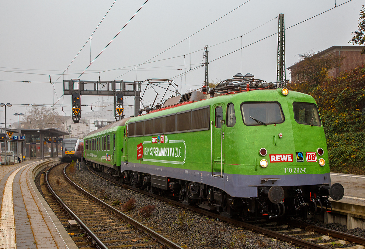 Die Bgelfalten E 10  die 110 292–0 (91 80 6110 292-0 D-GfF) der Gesellschaft fr Fahrzeugtechnik mbH (bzw. Gesellschaft fr Eisenbahnbetrieb) steht am 12. und 13.11.2021 (hier 12.11.) mit dem REWE - Supermarkt-Zug im Bahnhof Gieen.

In Hessen ein zu einem Supermarkt umgebauter Zug in Betrieb genommen worden. Wie die Deutsche Bahn-Tochter DB Regio, der Nahversorger Rewe Region Mitte und der Verein Fairtrade Deutschland mitteilten, werden in dem Fairen Supermarktzug knftig regionale, kologische und fair gehandelte Produkte angeboten. Der aus drei Einkaufswaggons, einem Dienstwagen und einem Bord-Bistro bestehende Zug steht an den folgenden Wochenenden (freitags und samstags von 9.00 bis 19.00 Uhr) in den Bahnhfen Fulda, Kassel, Darmstadt und Wiesbaden. Den Supermarktzug fhren Rewe-Auszubildende.

In Hessen hat Rewe zusammen mit DB Regio eine geniale Idee verwirklicht: Kunden knnen hier in einer ganz besonderen Filiale einkaufen. Sie befindet sich im Bahnhof – nicht im Foodcorner, sondern auf der Schiene.

Ach so die Lok hat schon ber 57 Jahr auf dem Buckel, sie wurde 1964 von Krauss-Maffei in Mnchen-Allach unter der Fabriknummer 18770 gebaut, die Elektrik ist von SSW (Siemens-Schuckertwerke). Sie wurde als E10 292 an die Deutsche Bundesbahn geliefert. Mit der Einfhrung des EDV-Nummernsystems wurde sie zum 01.01.1968 zur DB 110 292-0, im Jahr 2010 ding sie ins DB-Museum Koblenz-Ltzel, zum 01.01.2021 wurde sie an die GfE Gesellschaft fr Eisenbahnbetrieb mbH in Crailsheim verkauft.
